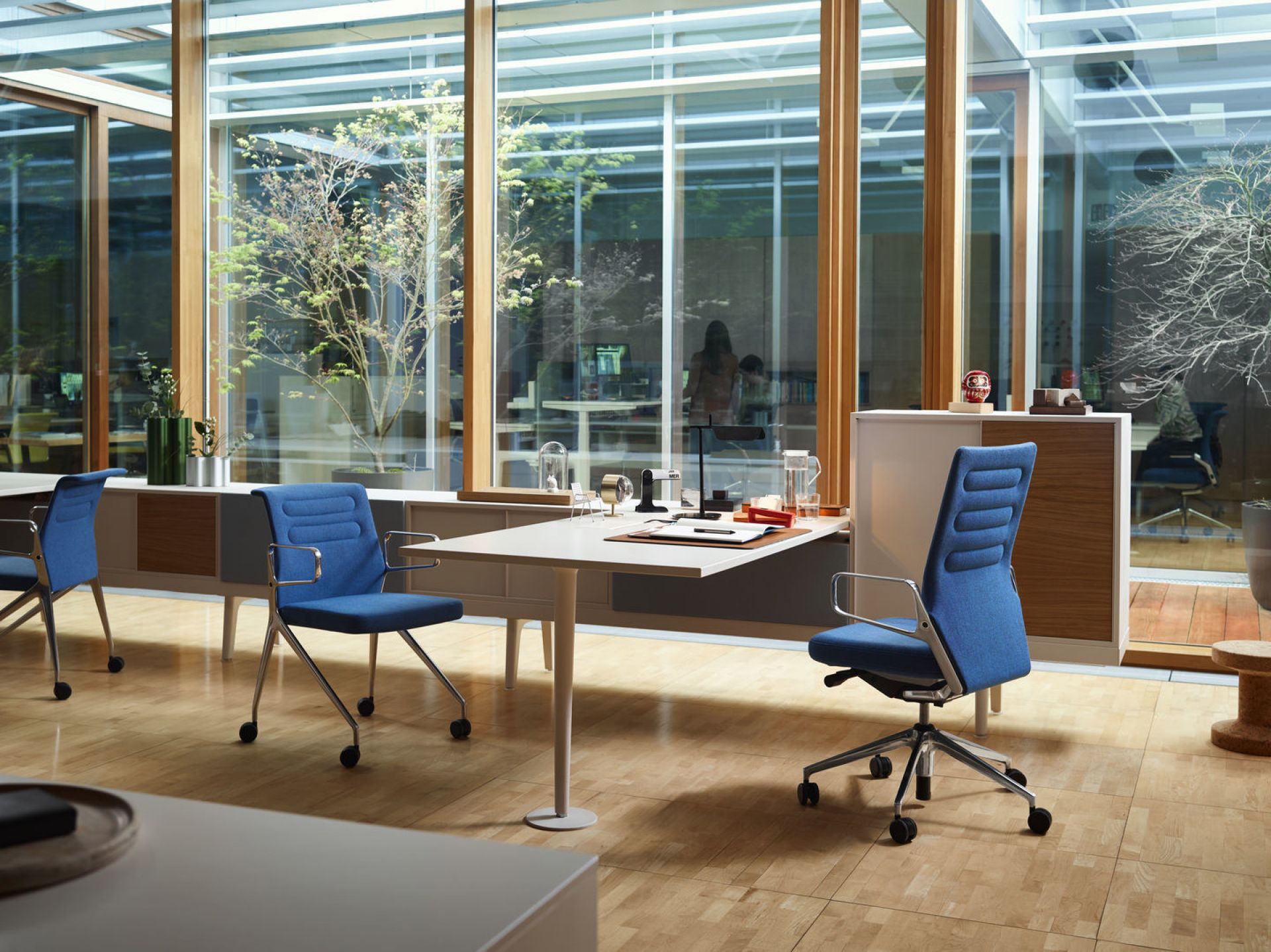 AC5 Work Bürodrehstuhl von Vitra in blau mit verstellbarer Lumbalstütze im modernen Büro.