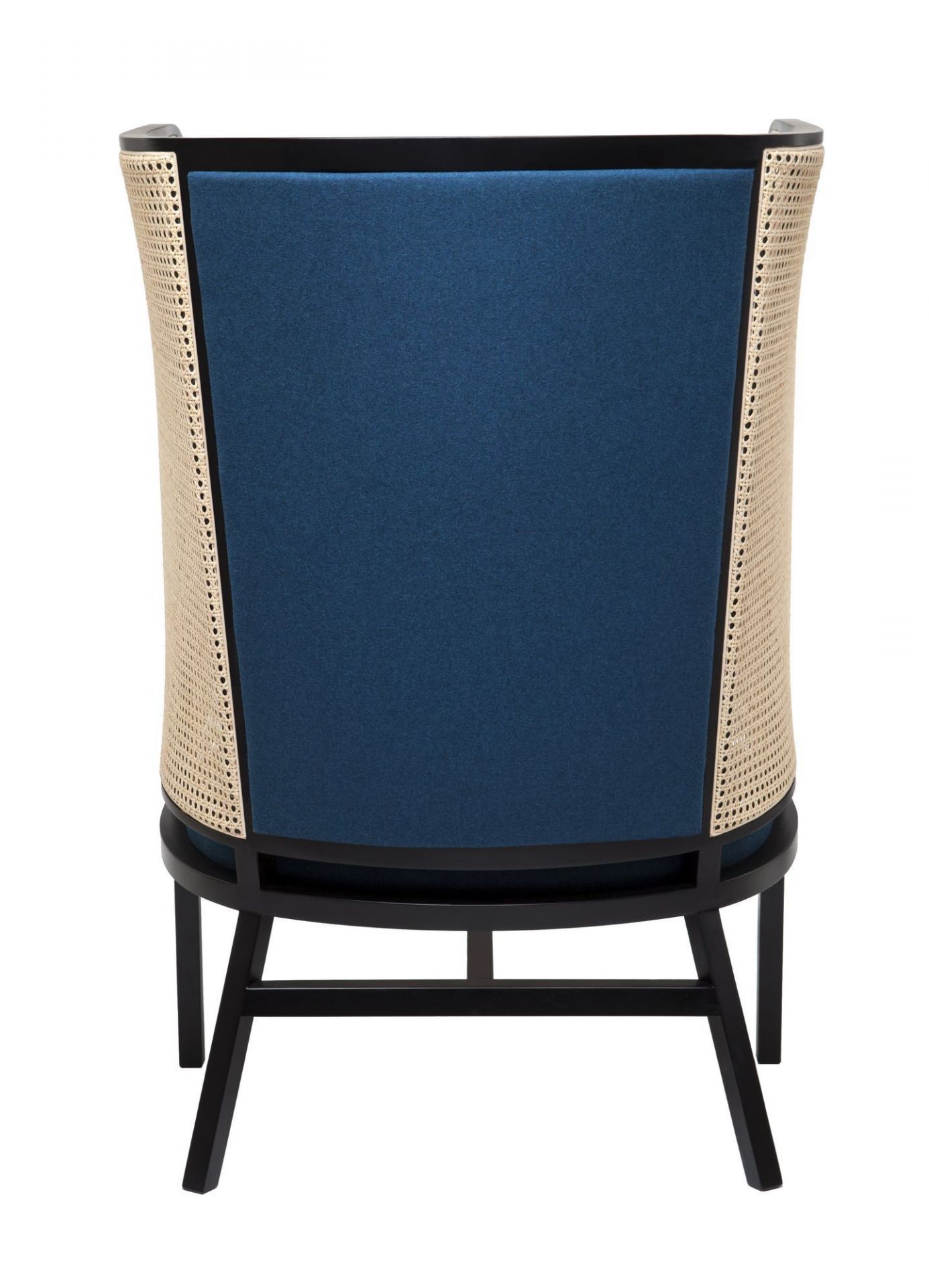 Rückansicht des Hideout Lounge Chair Sessels mit blauem Stoff und Wiener Geflecht.