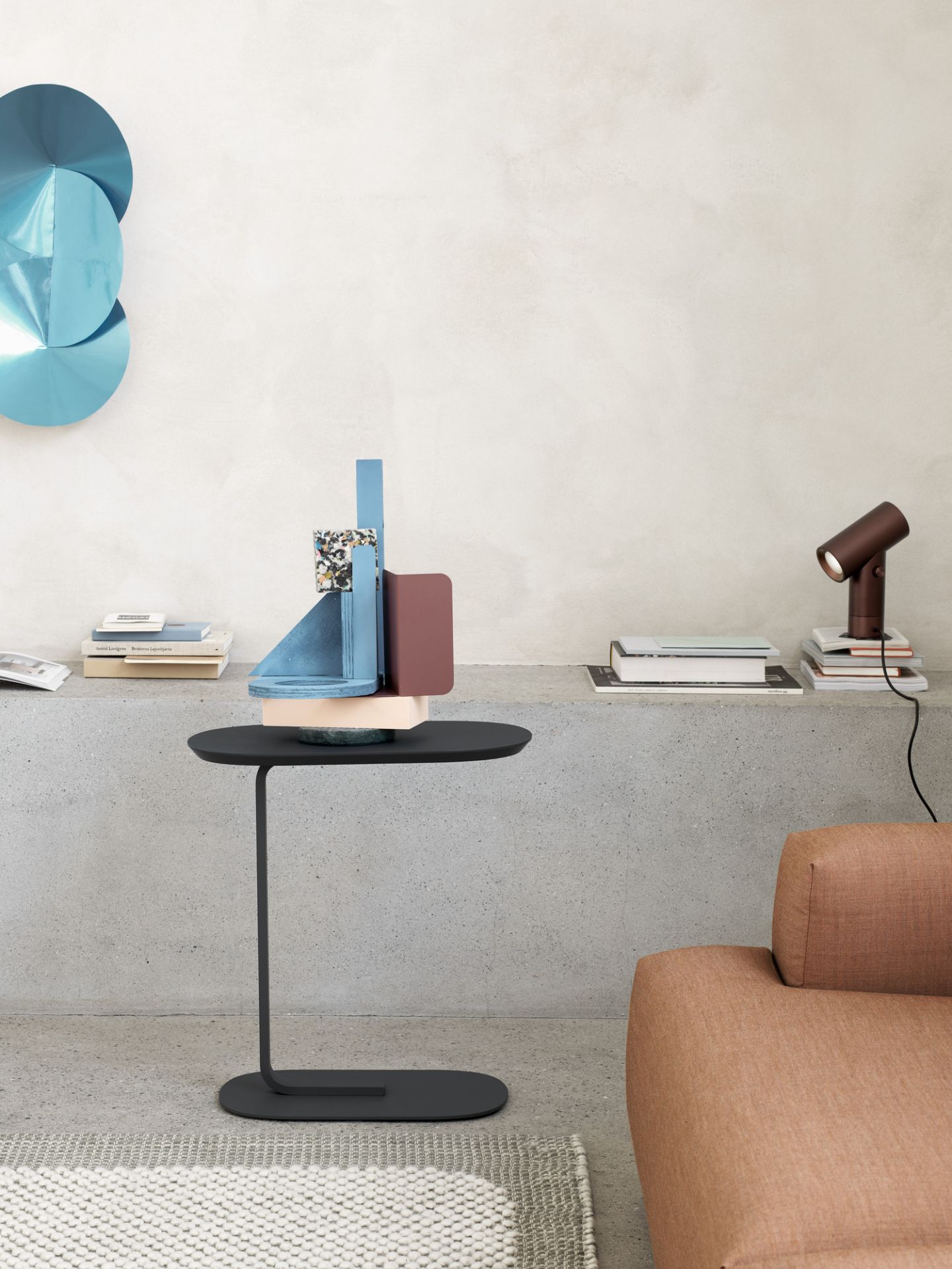 Muuto Relate Beistelltisch Low in Schwarz, minimalistisches Design mit Dekoration und Lampe im Wohnzimmer.