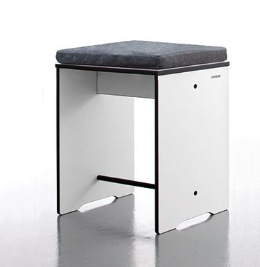 Hocker mit hellbeigem Riva Kissen von Conmoto. Quadratischer Sitzhocker, modernes Design für Wohnraum und Büro.