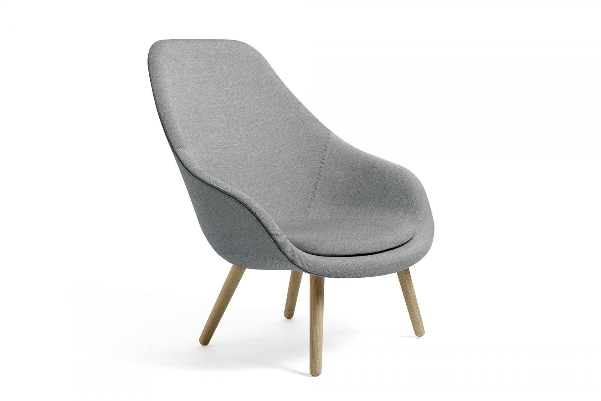 Grauer About a Lounge Sessel AAL 92 von Hay mit Holzbeinen, moderner Loungesessel.