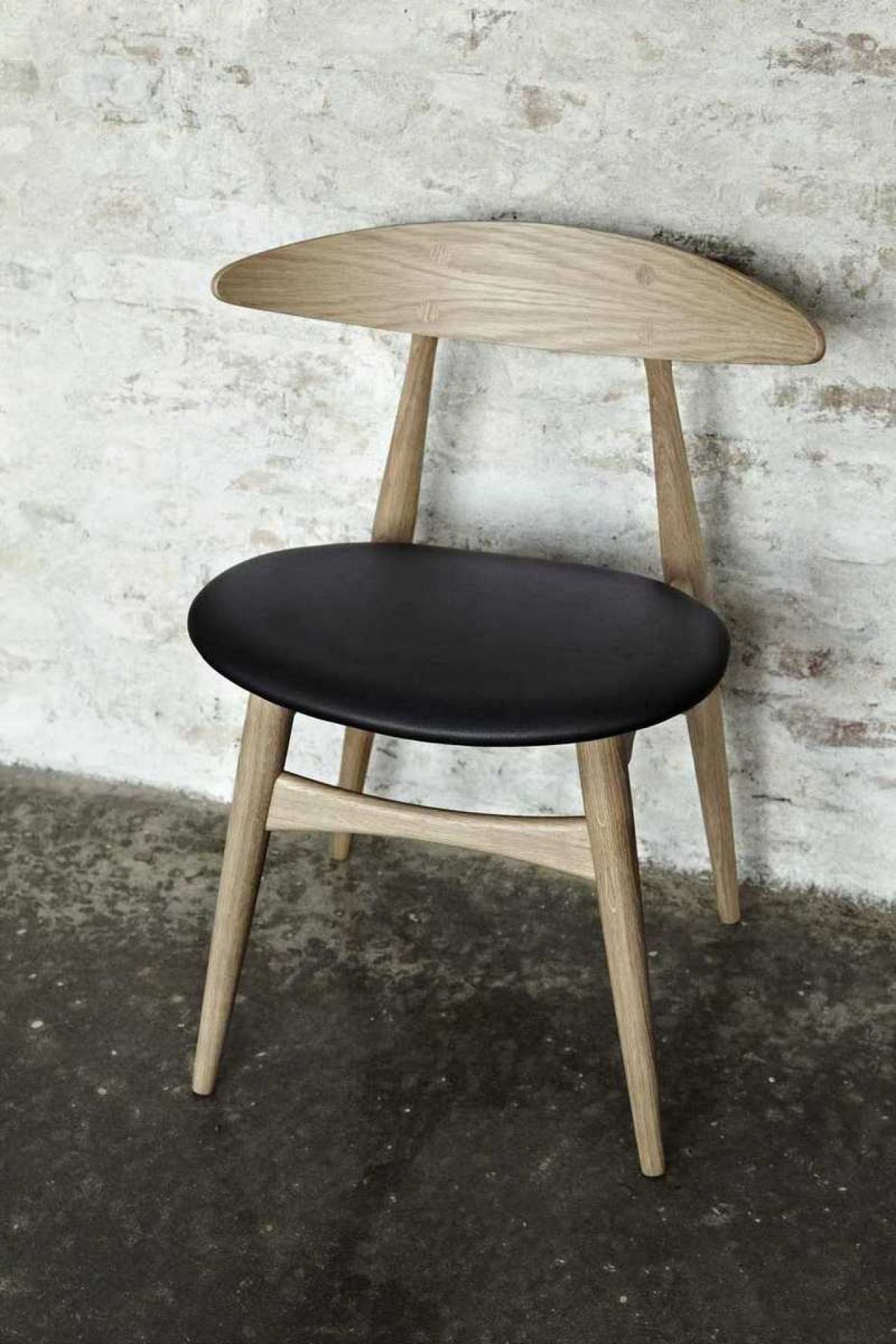 CH33P Stuhl von Carl Hansen & Søn, Eiche geseift, schwarze Lederpolsterung.