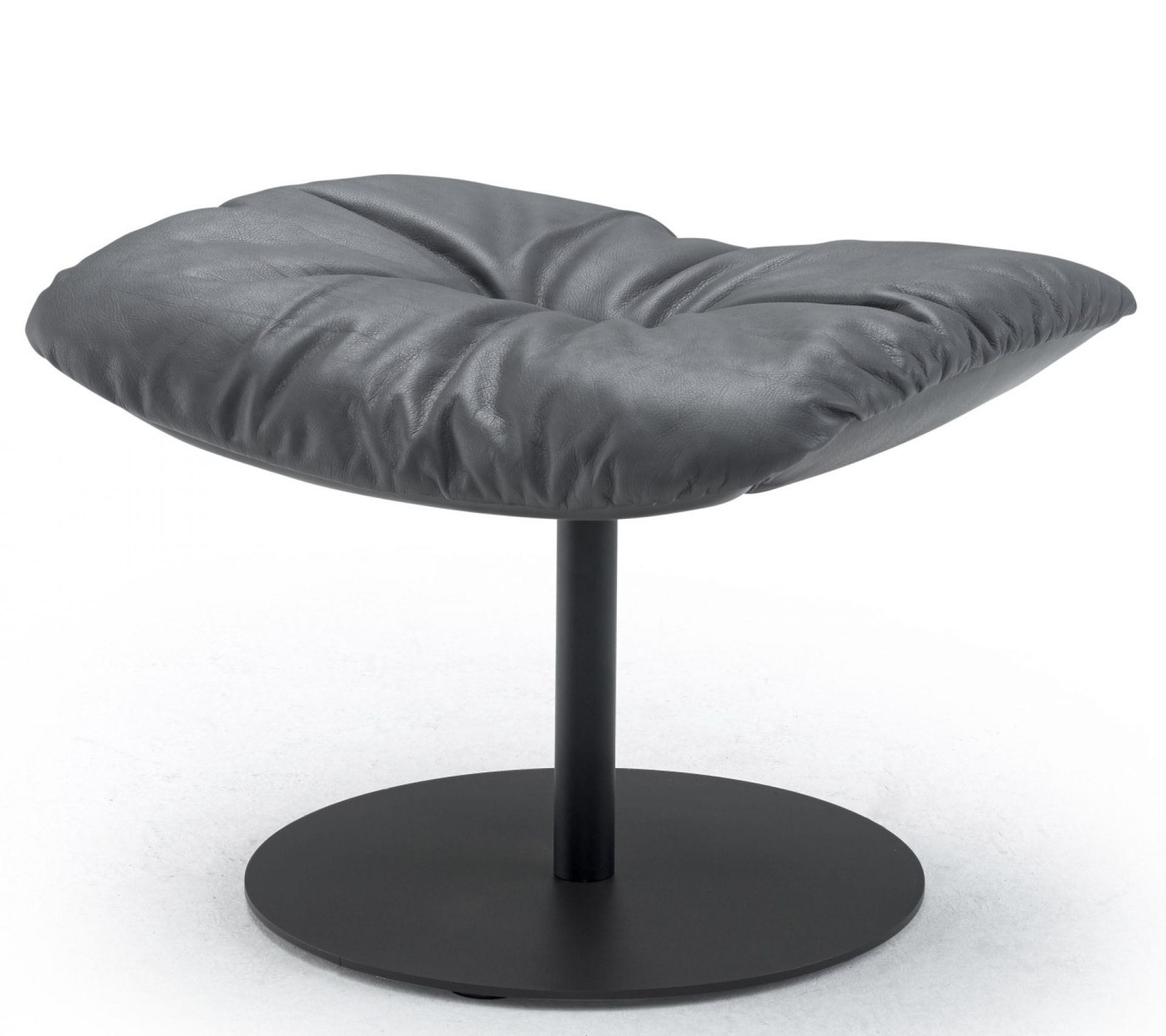 Grauer Leya Ottoman von Freifrau Manufaktur mit Lederbezug und schwarzem Metallfuß. Fußhocker für Wohnzimmer.