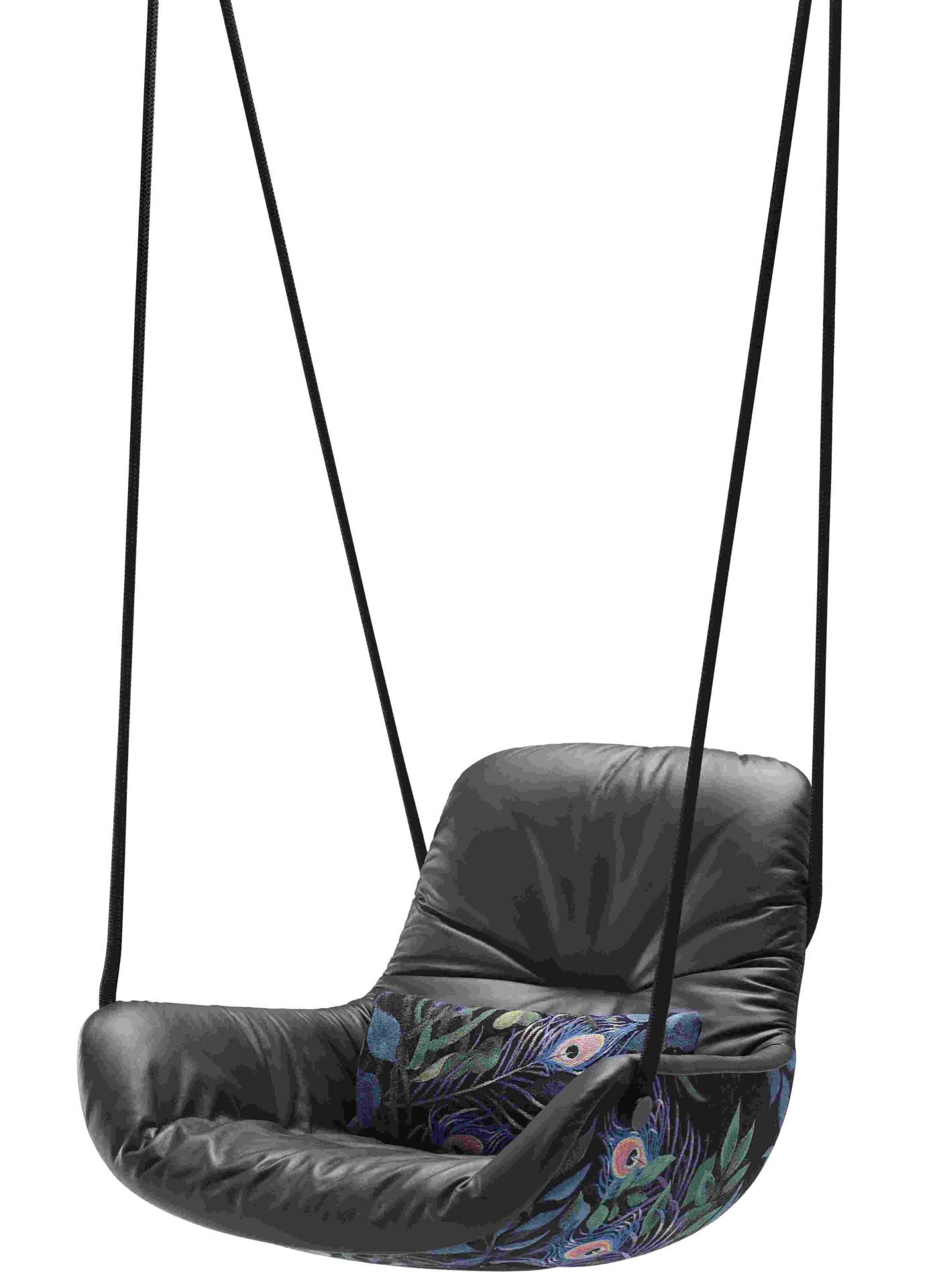 Leya Swing Seat von Freifrau Manufaktur: Hängesessel mit schwarzem Leder und Pfauenfeder-Muster.
