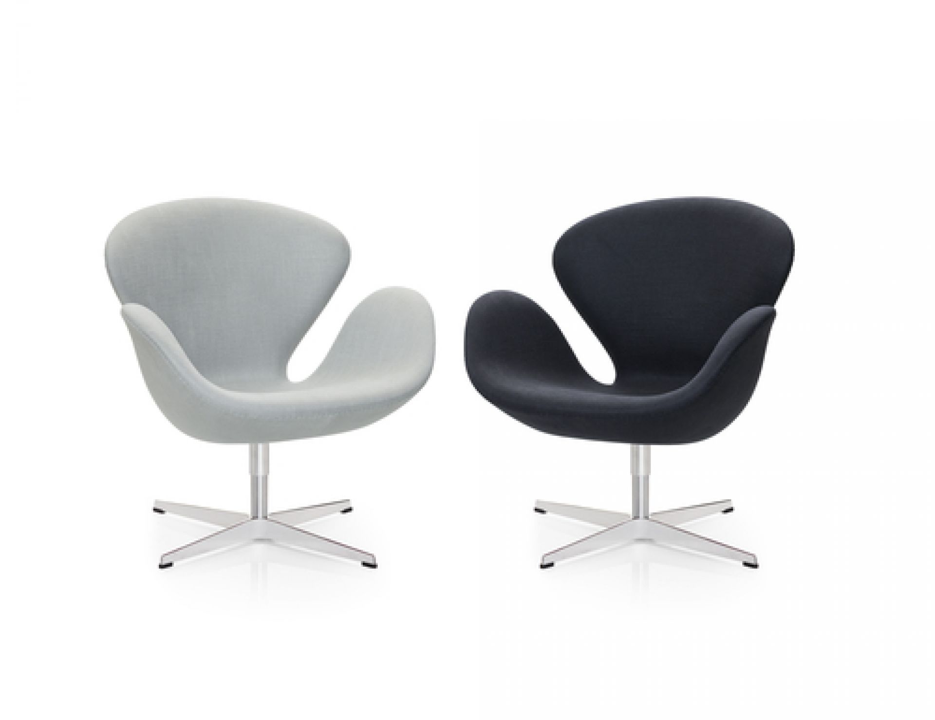 Zwei Fritz Hansen Schwan Sessel in Hellgrau und Schwarz vor einem weißen Hintergrund.