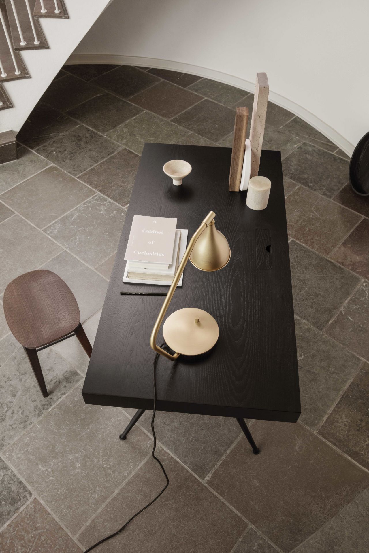 JFK Büroschreibtisch von Norr11 mit Lampe, Stuhl und Dekoration auf Steinfußboden, modernes Arbeitszimmer Design.