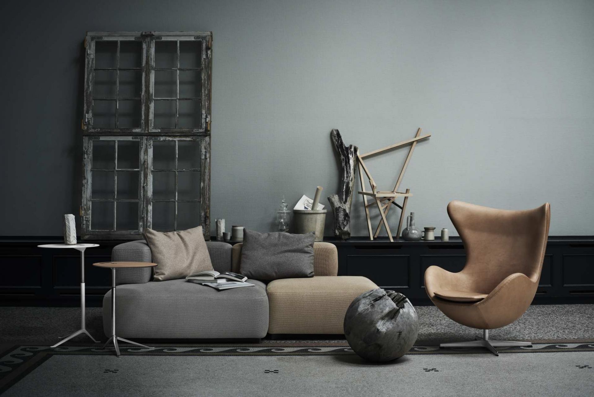 Wohnzimmer-Szene mit Fritz Hansen Little Friend Beistelltisch, Sofa und Sessel in gedämpften Farben.