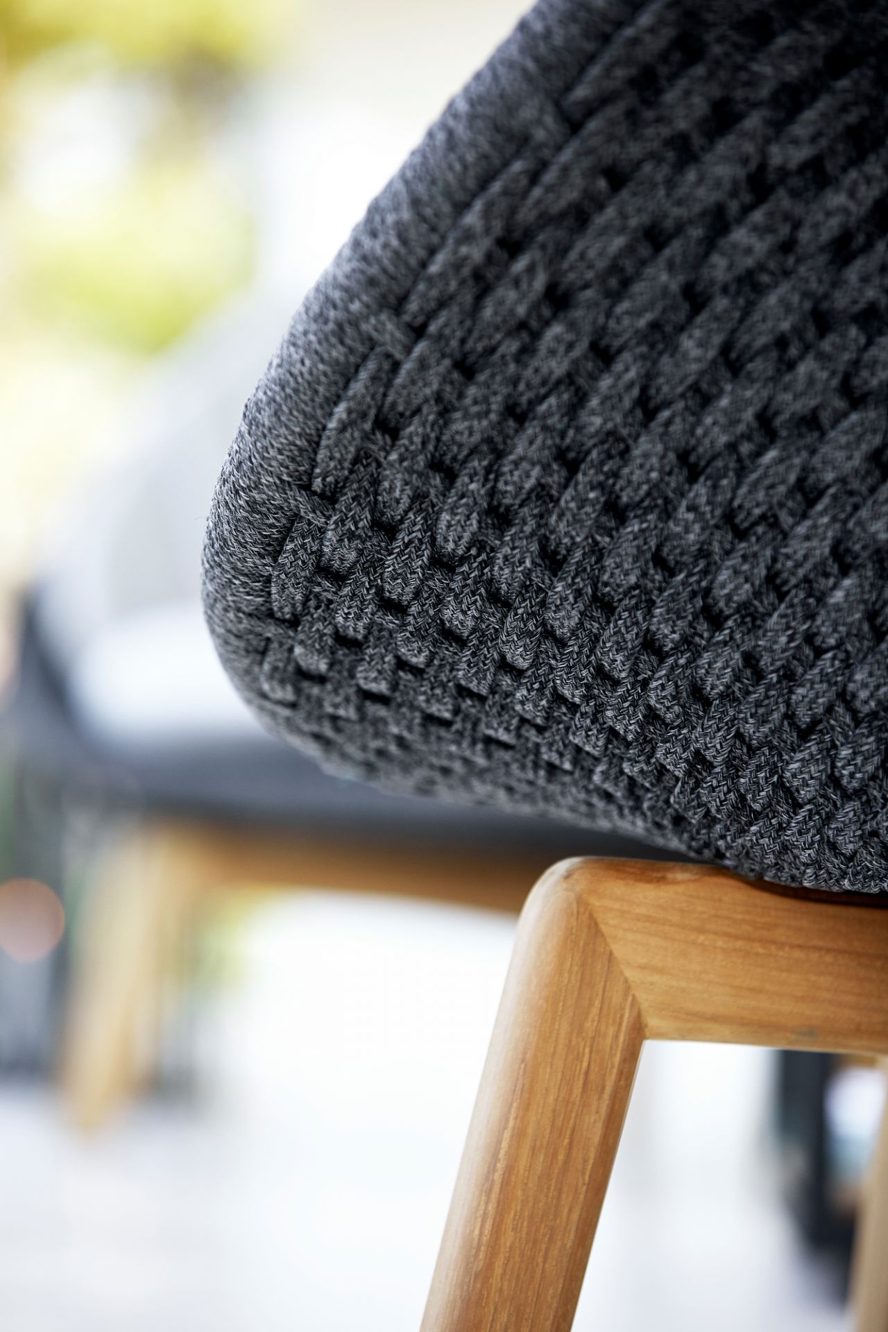 Detailaufnahme: Geflochtene Rückenlehne des Cane-Line Peacock Outdoor Sofas mit Holzgestell. Gartenmöbel für Terrasse und Balkon.