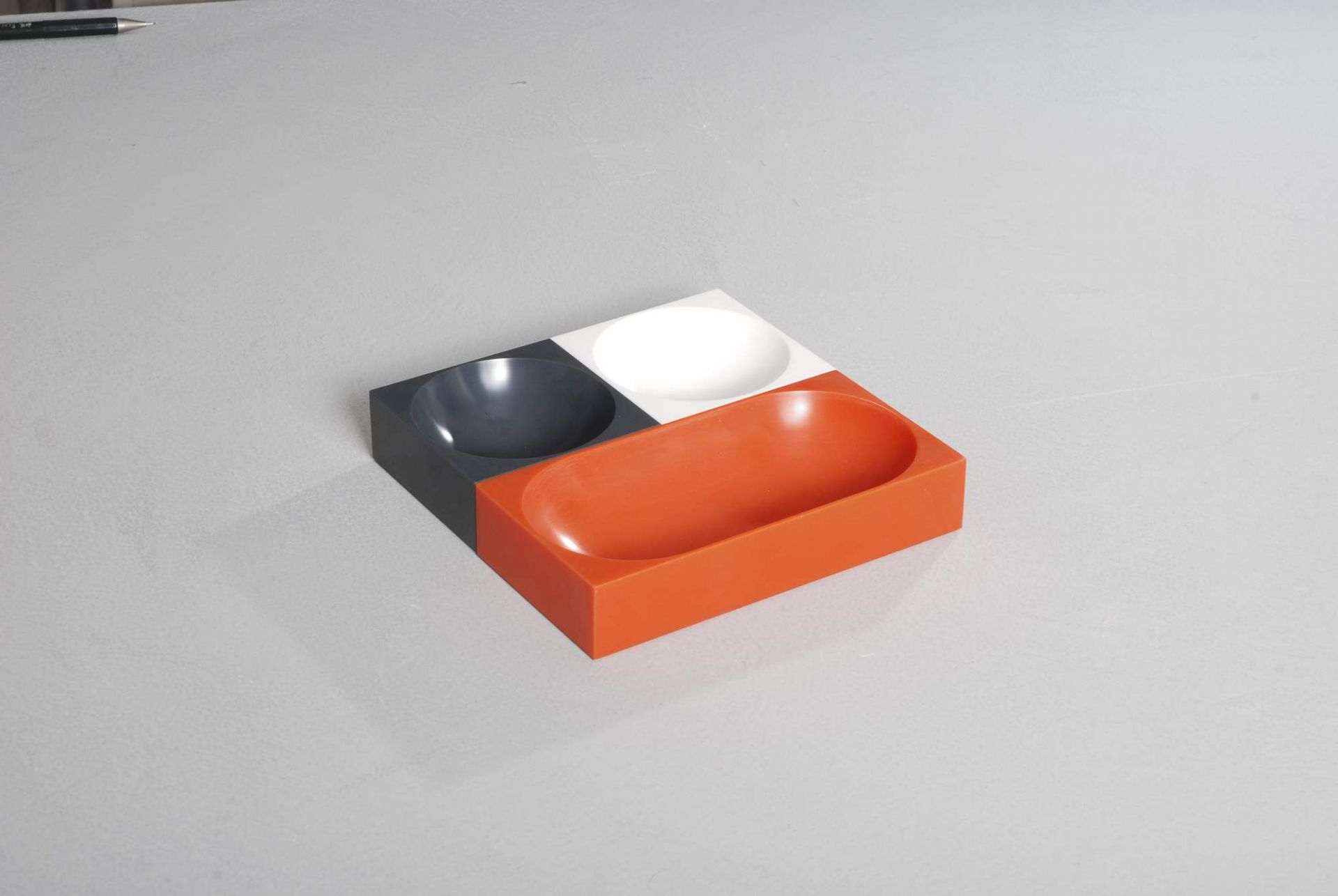 Modul 3 Magnetic Bowl Schale Farmer 3er-Set: Quadratische Schale mit drei magnetischen, farbigen Schüsseln.