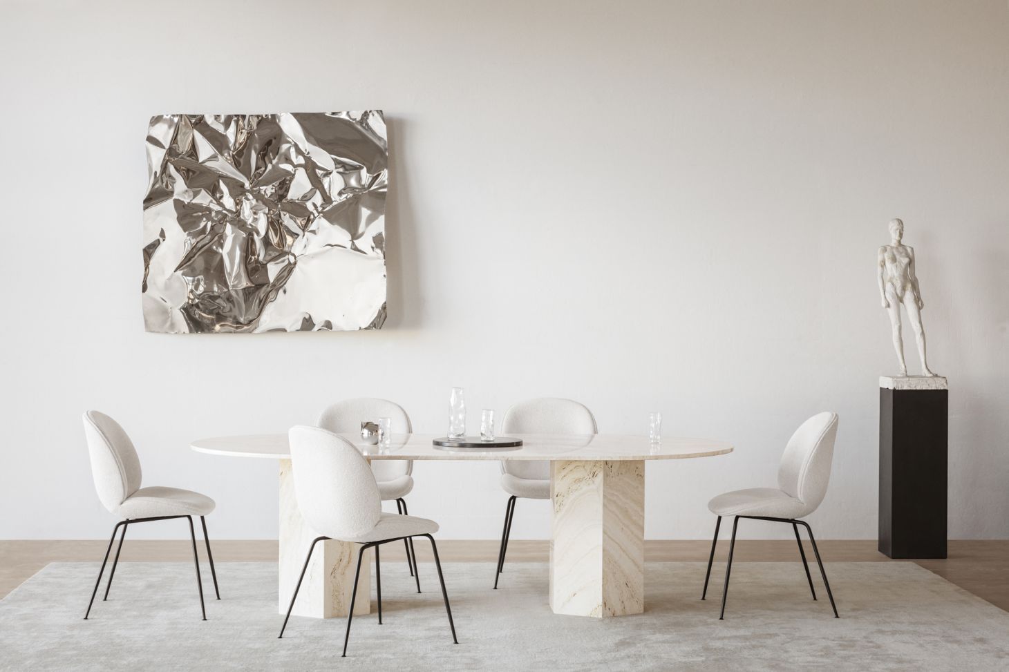 Elliptischer Esstisch von Gubi, Epic Tisch aus Travertin mit Stühlen in minimalistischem Interieur.