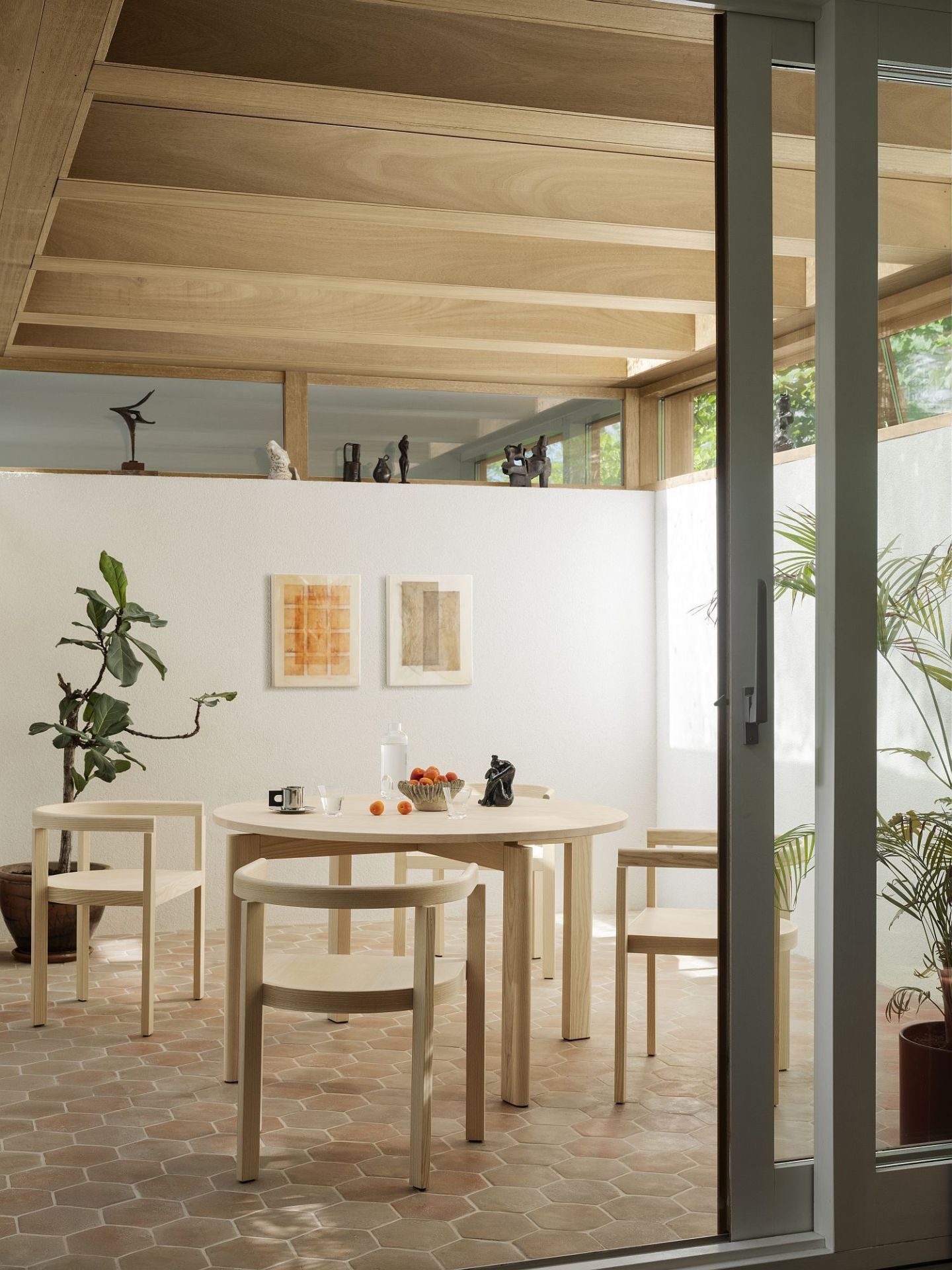 Heller After Dinning Esstisch von Fritz Hansen mit Stühlen in modernem, lichtdurchflutetem Esszimmer.