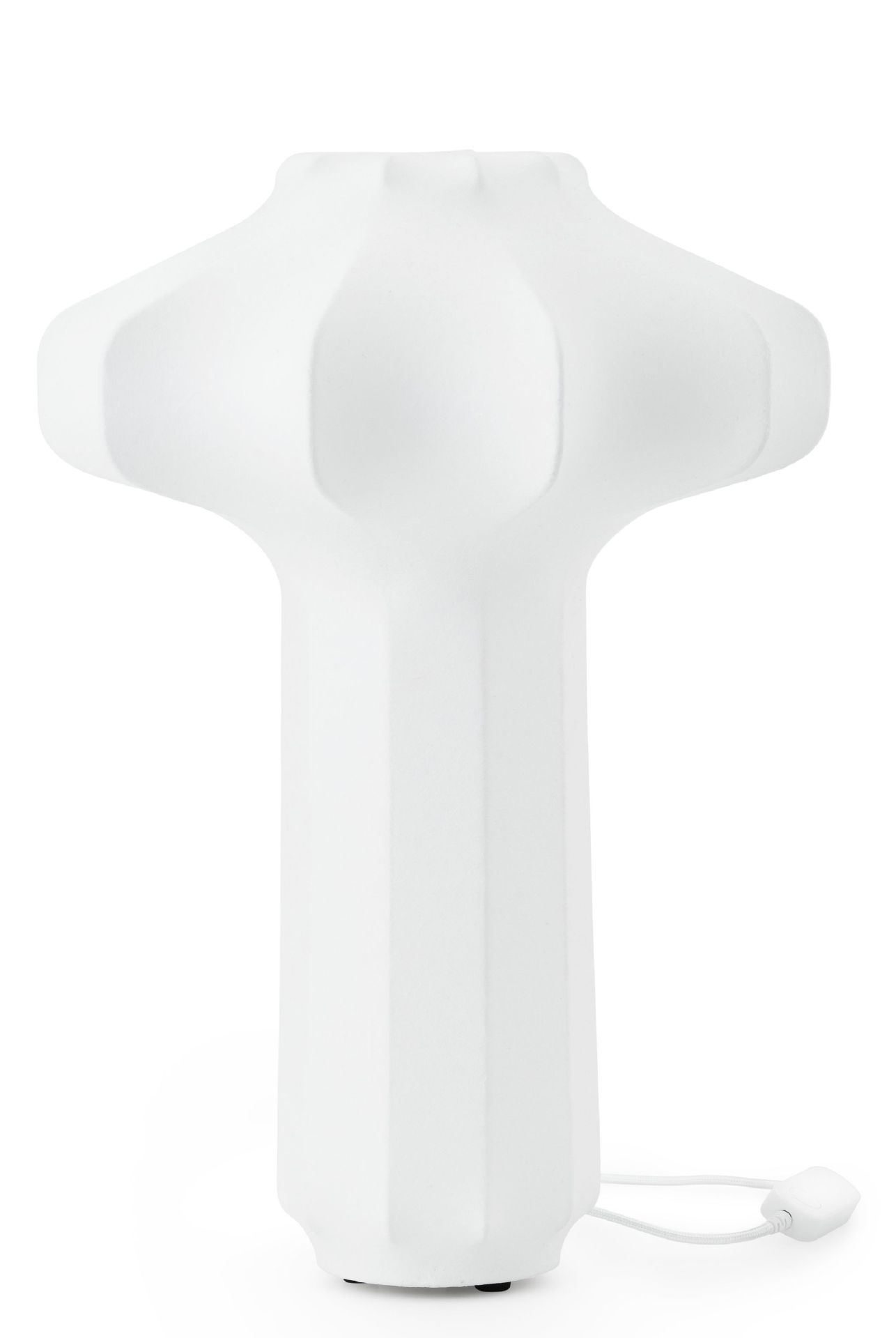 Nahaufnahme der weißen Phantom Tischleuchte von Normann Copenhagen mit geripptem Schirm.