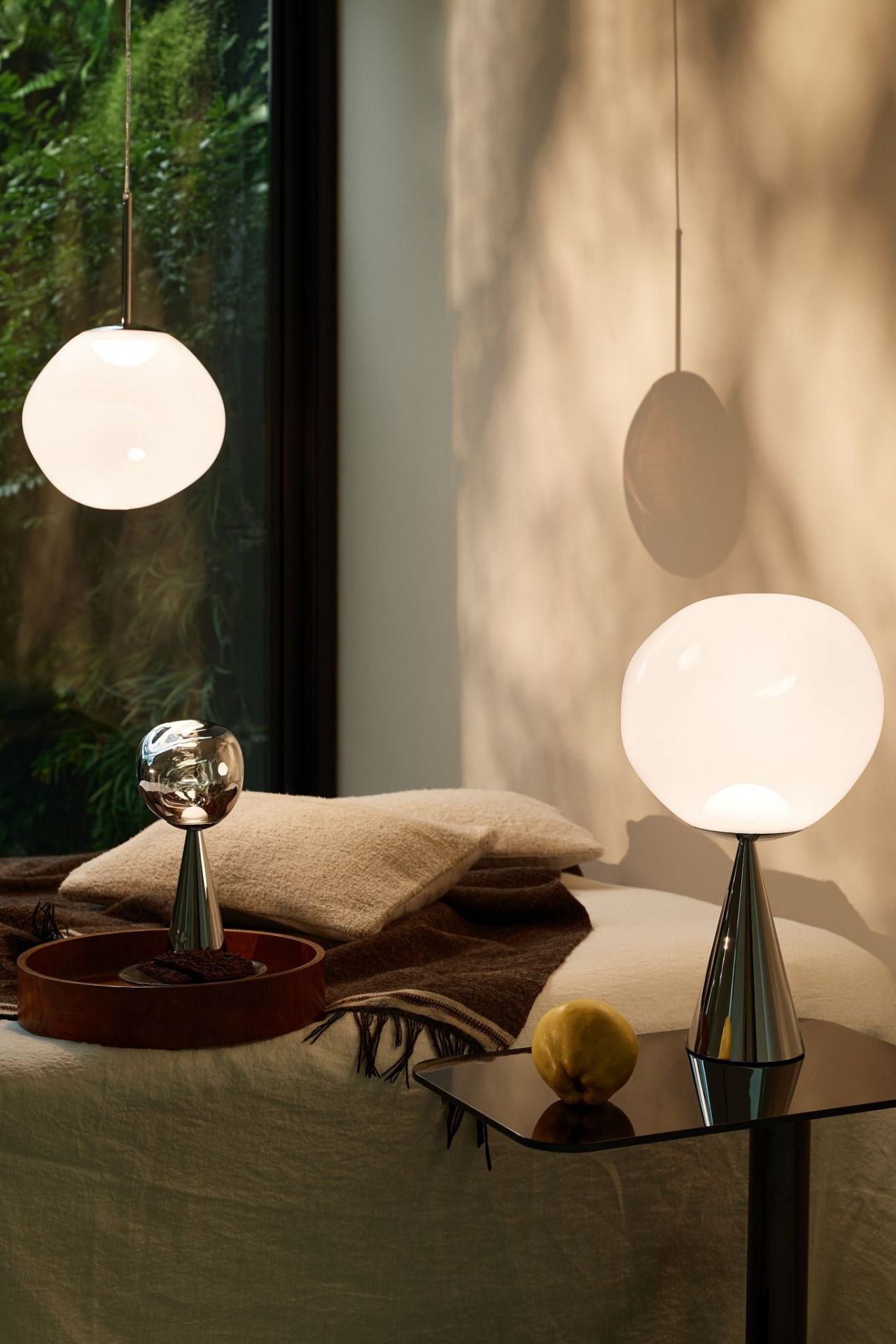 Nahaufnahme der silbernen Melt LED Tischleuchte von Tom Dixon auf Nachttisch.