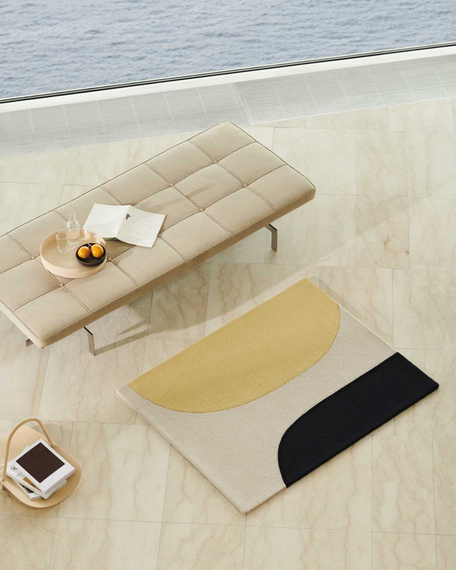 Beige PK 80 Liege von Fritz Hansen mit Design Teppich in modernem Wohnraum am Meer.