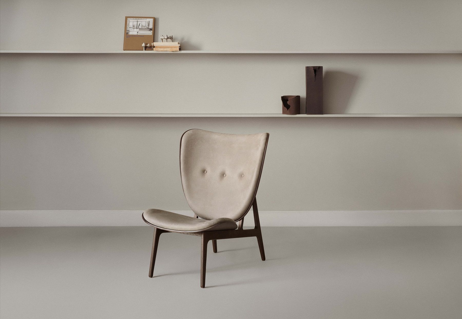 Beiger Elephant Lounge Chair Sessel von NORR11 mit Holzgestell vor hellem Hintergrund. Design Möbel.