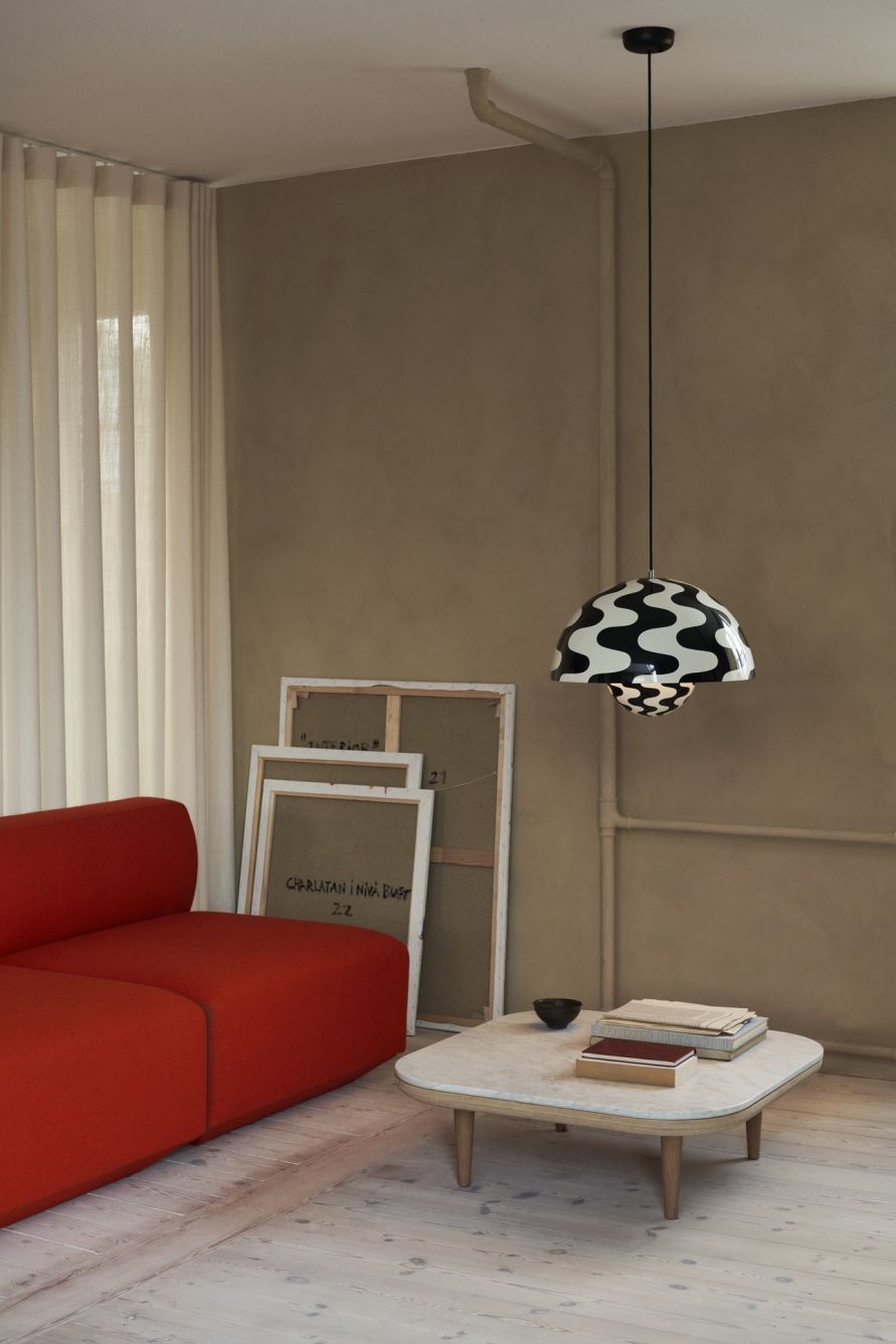 Flowerpot Pendelleuchte VP2 von AndTradition mit schwarz-weißem Muster in modernem Wohnraum. Design Lampe.