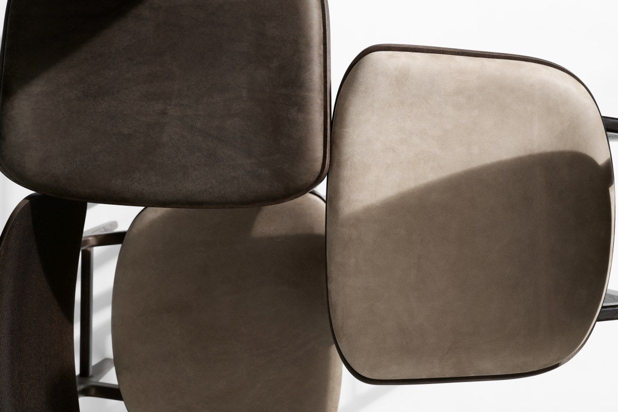 Detailaufnahme von mehreren Bufala Dining Chairs Stühlen NORR11 in Braun- und Beigetönen, modernes Möbeldesign für Esszimmer und Wohnbereich.