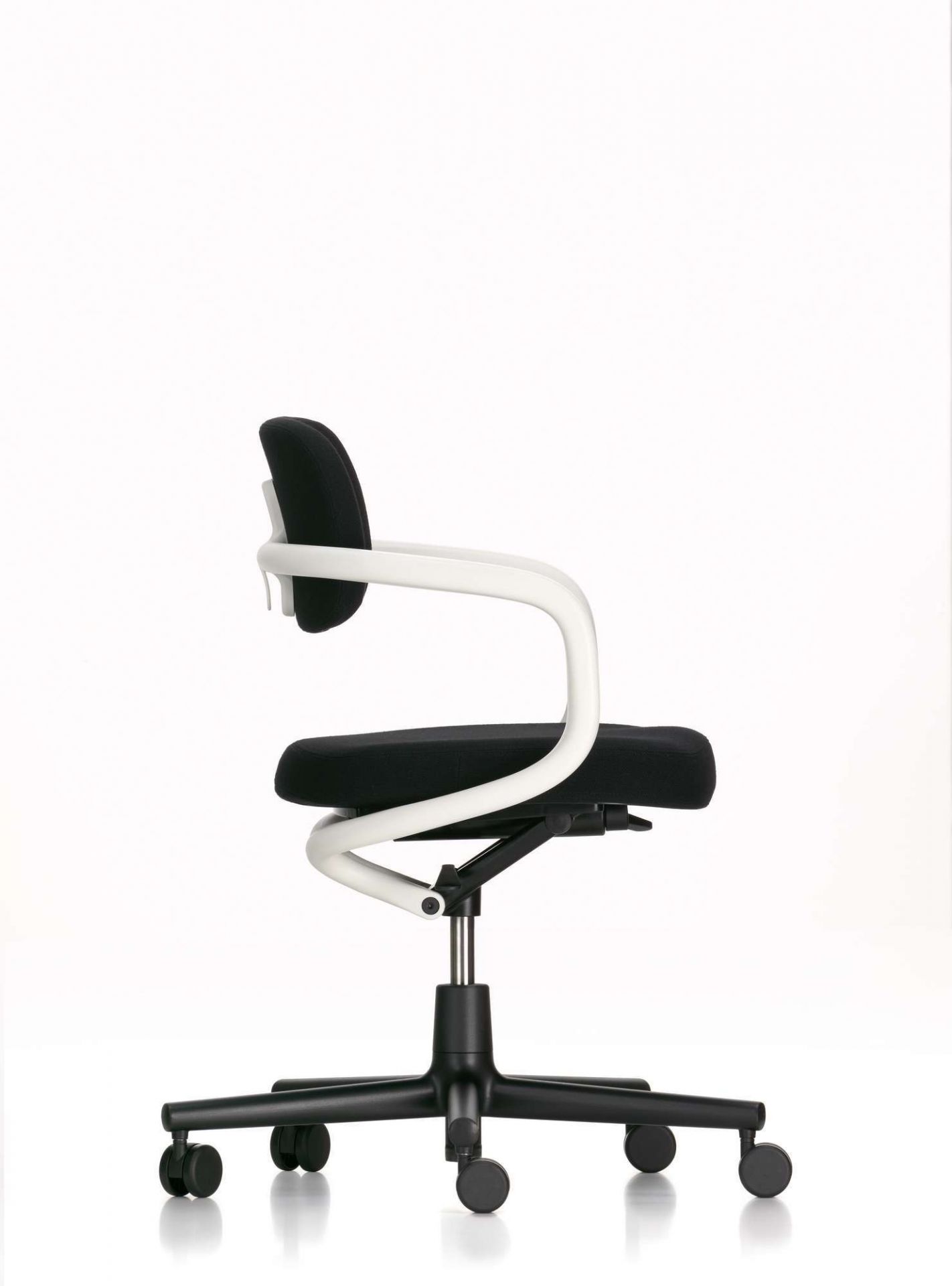 Allstar Bürodrehstuhl von Vitra, Seitenansicht: Schwarzer Sitz, weiße Armlehnen, schwarzes Fußkreuz mit Rollen. Ergonomischer Bürostuhl.