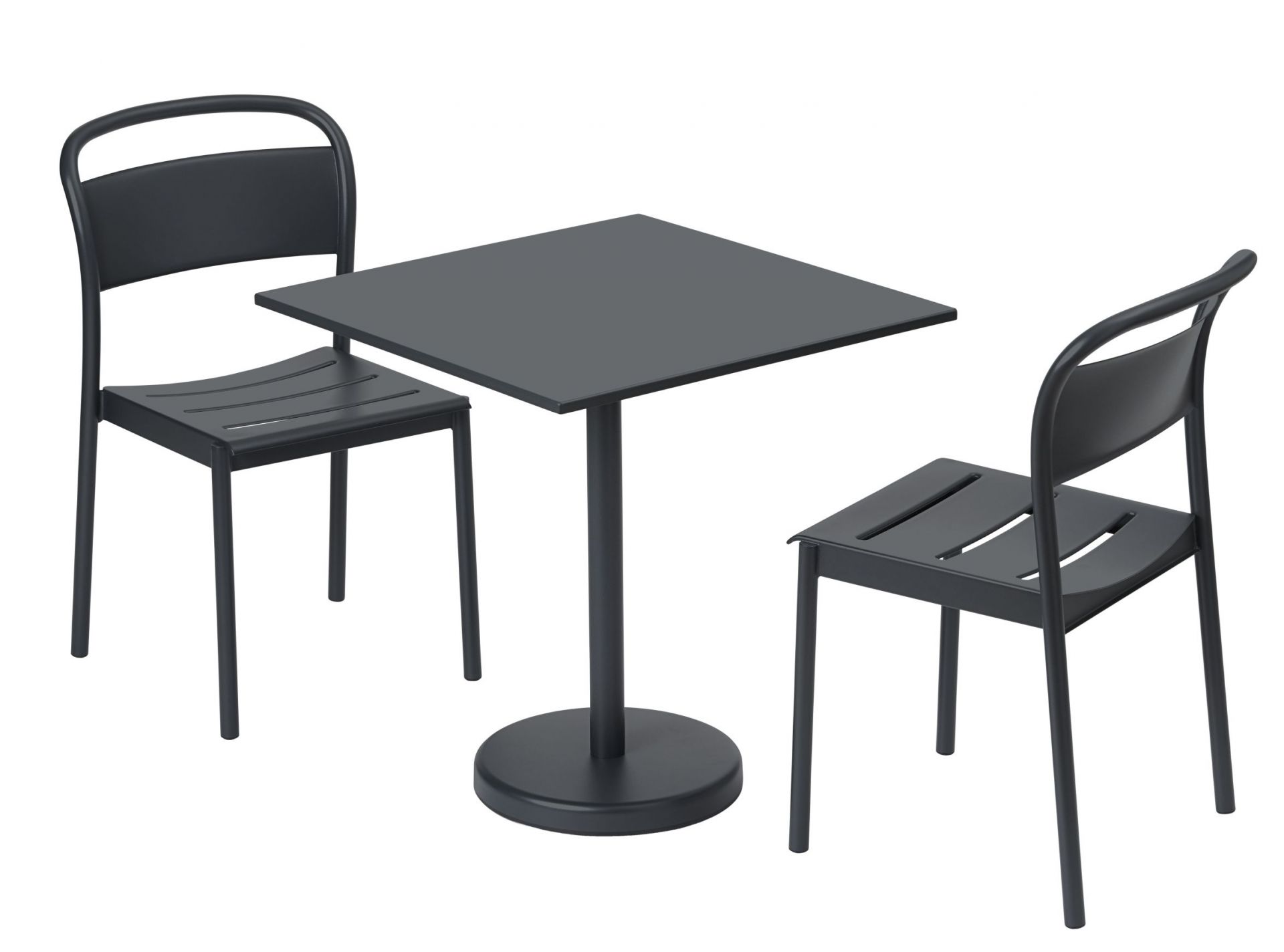 Muuto Linear Steel Beistelltisch für den Außenbereich mit zwei passenden Stühlen in Anthrazit.