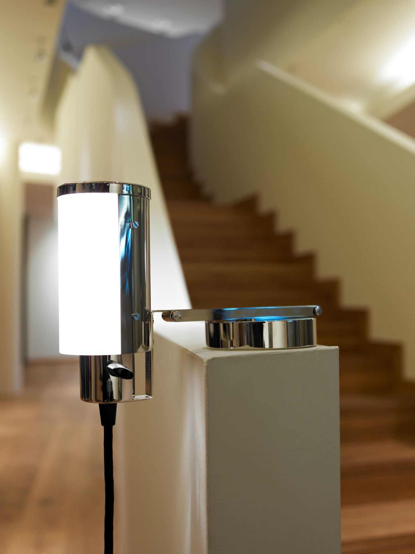 Wagenfeld Leuchte WNL 30 von Tecnolumen, Mehrzweckleuchte aus Metall mit zylindrischem Lampenschirm, modernes Design für Wohnraumbeleuchtung.