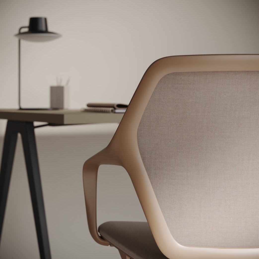 Detailaufnahme des Brunner Ray Work Bürodrehstuhls mit Stoffbezug und Armlehnen am Schreibtisch. Ergonomischer Bürostuhl.