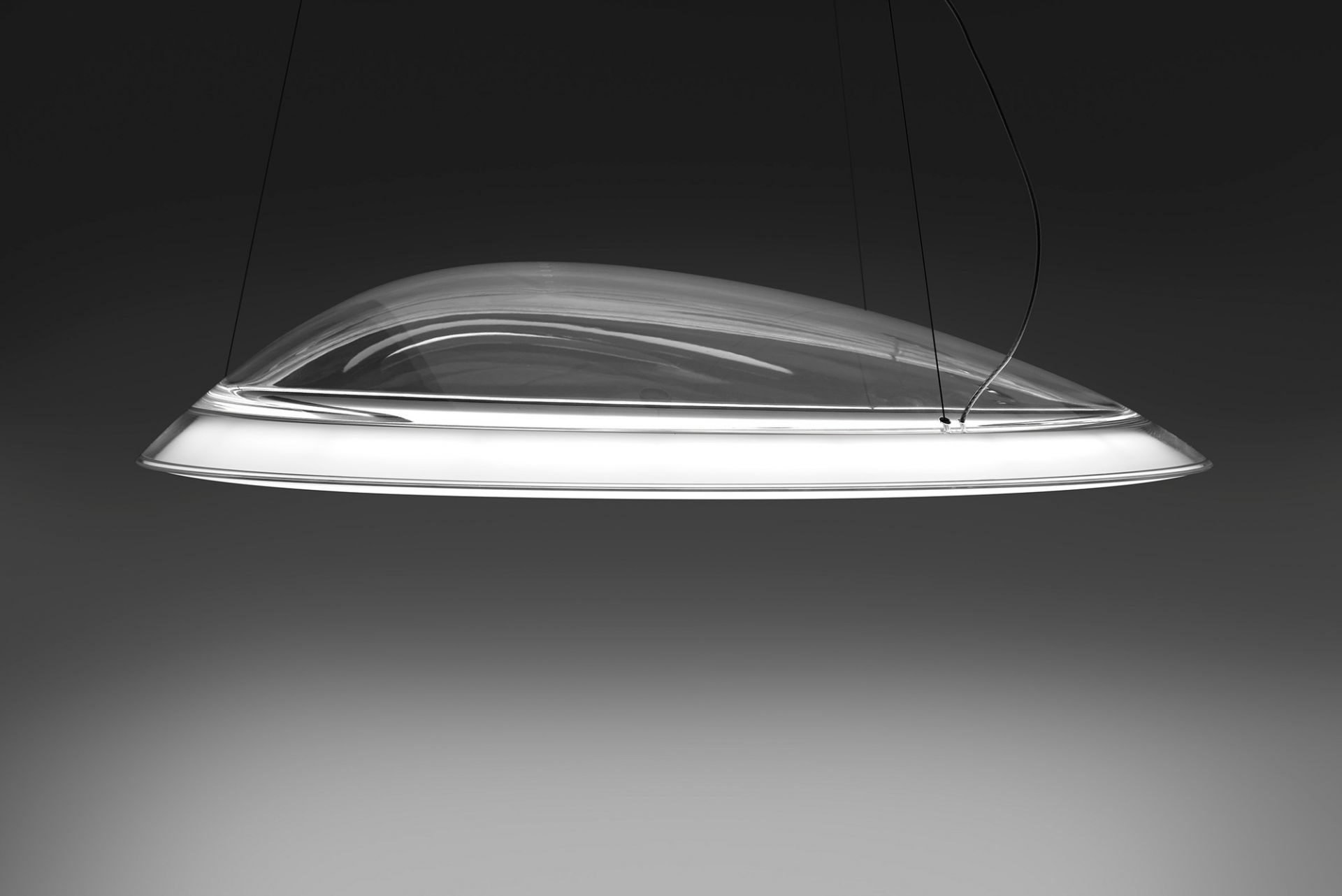 Ameluna Pendelleuchte von Artemide: Moderne Hängelampe mit transparentem Schirm und dimmbarer LED-Beleuchtung.