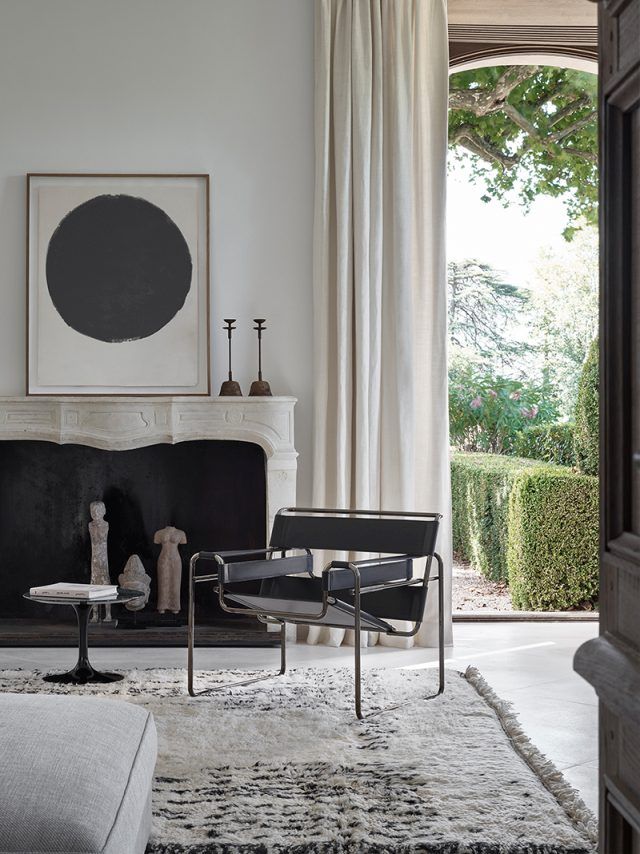 Wassily Sessel von Knoll International im modernen Wohnzimmer mit Kamin und Kunst.