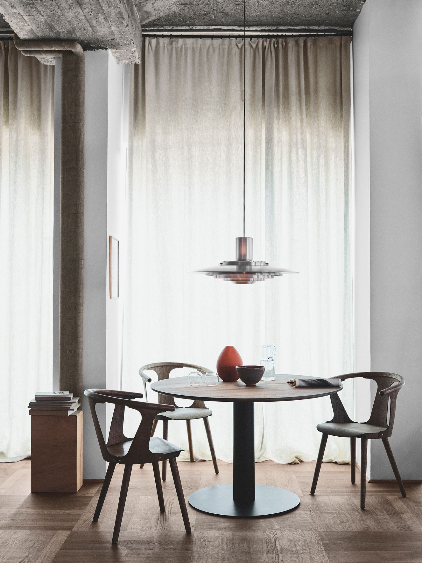 Esszimmer mit AndTradition P376 Pendelleuchte aus Aluminium, moderne Hängelampe über rundem Holztisch.