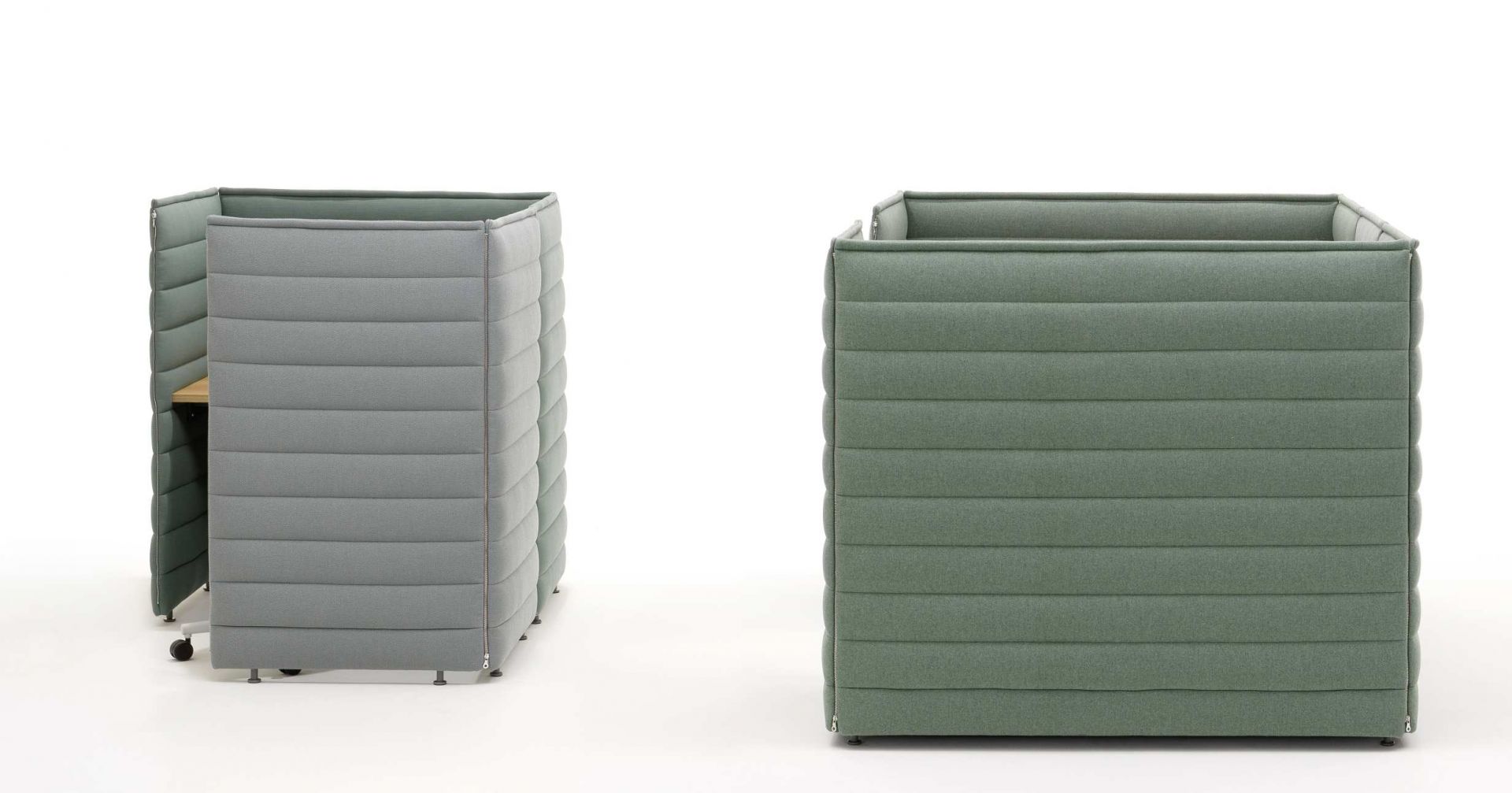 Vitra Alcove Plus Desk Medium: Moderner, grauer und grüner Büro Schreibtisch mit akustischen Trennwänden.