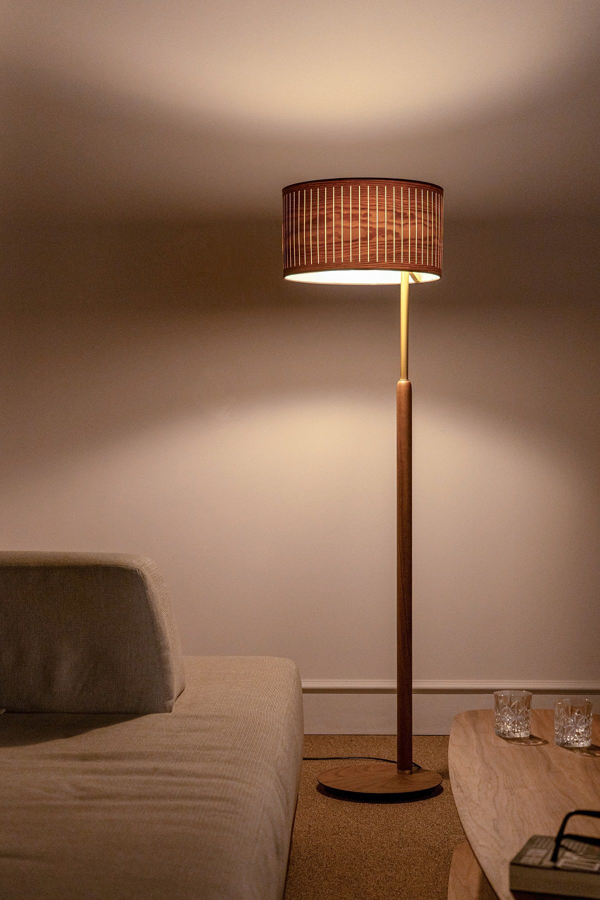 Autumn Floor Lamp Stehleuchte von Nomon, modernes Design mit Holzfuß und warmem Lichtschein.