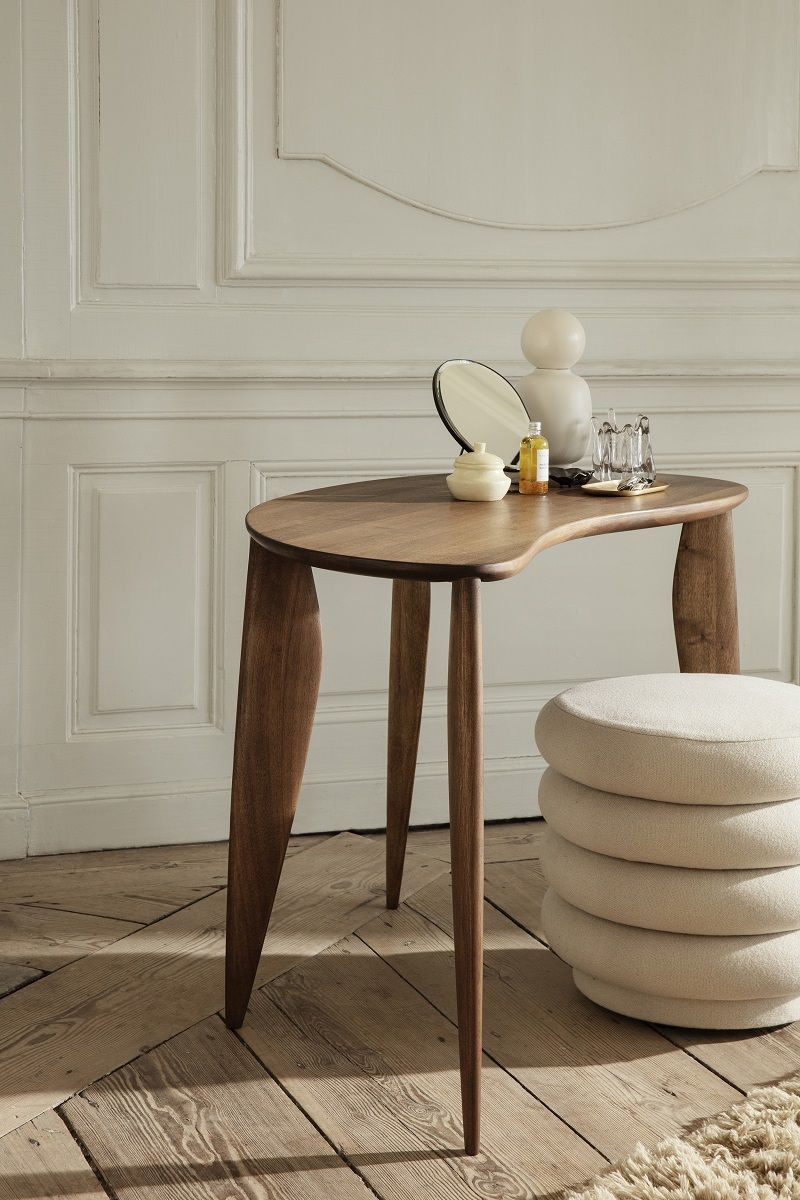 Feve Desk Schreibtisch von Ferm Living aus Walnussholz mit Accessoires und Hocker im minimalistischen Raum.