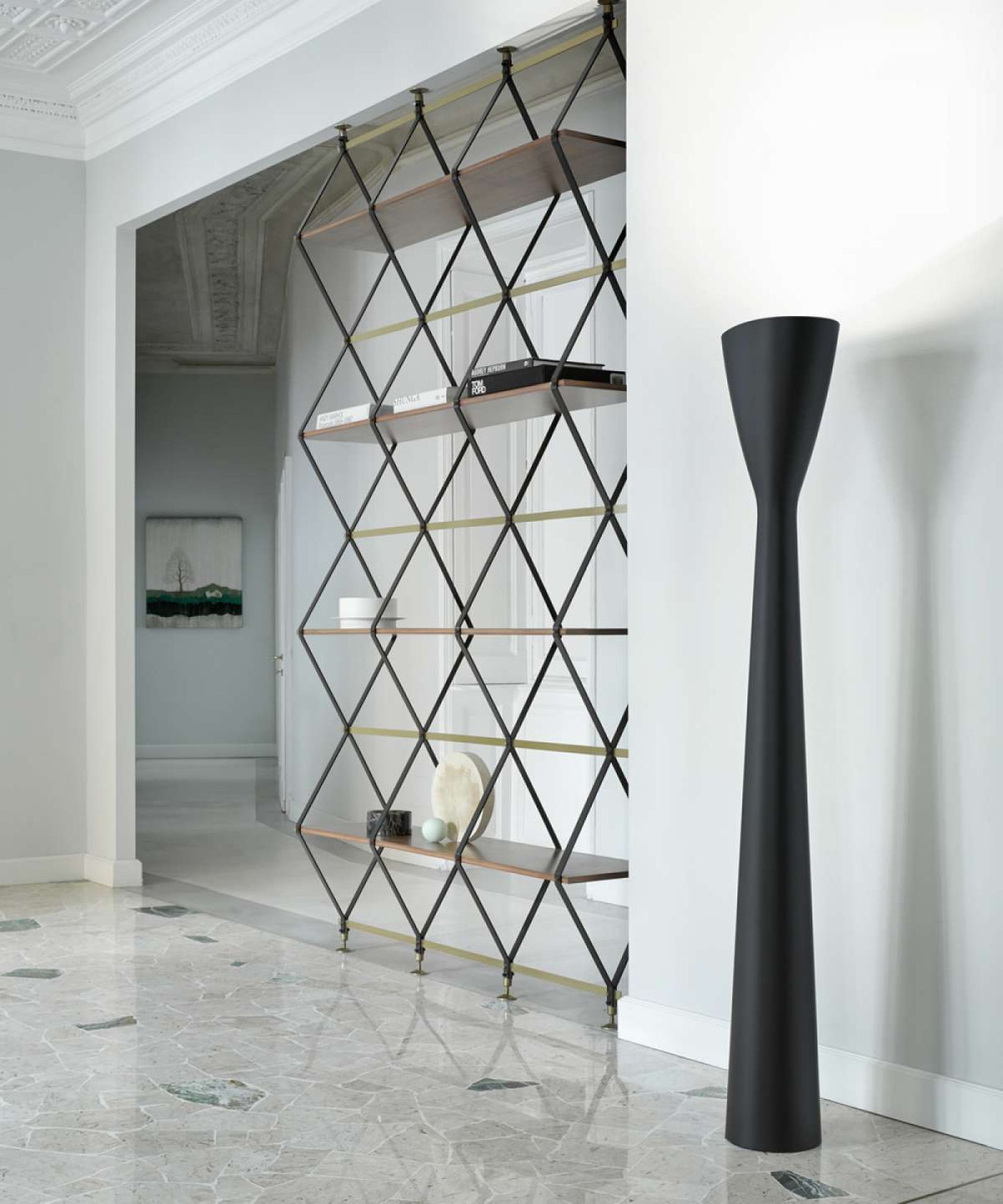 Schwarze D38L Carrara LED Stehleuchte von Luceplan im Flur, modernes Design, indirektes Licht.
