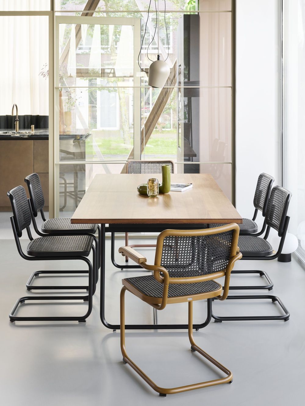 S 64 V Klassieke stalen buisstoel met vrijdragende poten CHROOM/ZWART Thonet VOORKEURSCOMBINATIE