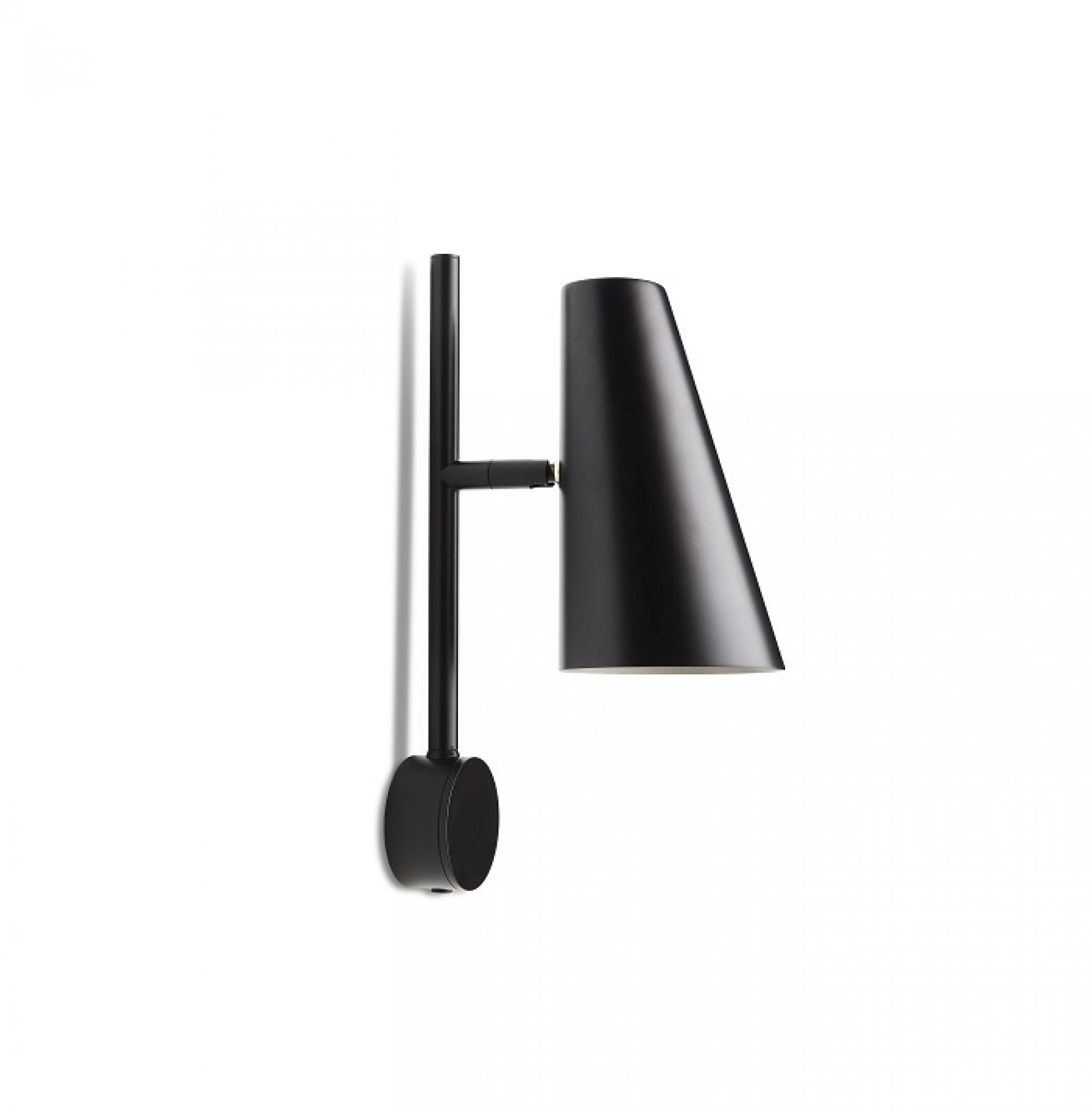 Schwarze Cono Wandleuchte von Woud: Moderne Innenbeleuchtung mit konischem Lampenschirm und minimalistischem Design.
