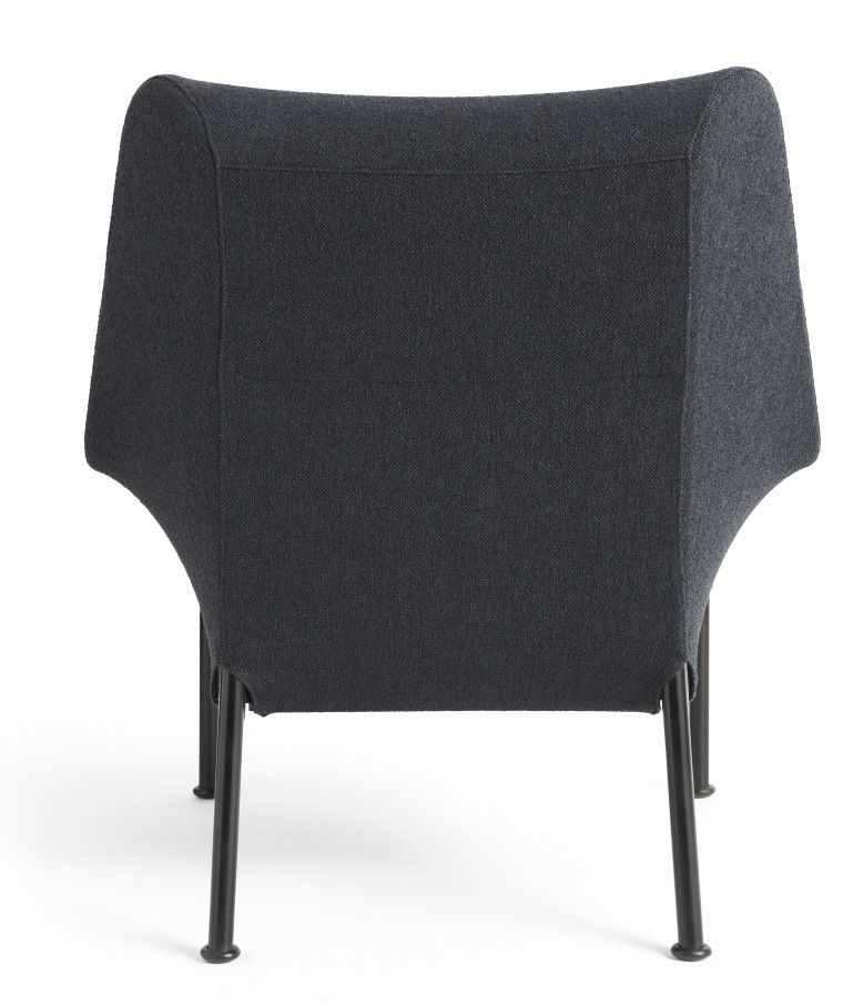 Rückansicht des grauen 02 Lounge Chair Sessels von Hay mit schwarzen Metallbeinen.
