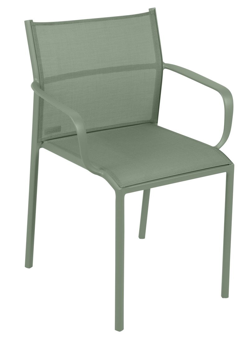 Cadiz Armlehnstuhl von Fermob für den Außenbereich, grüner Metallstuhl mit Textilbespannung für Garten und Terrasse.
