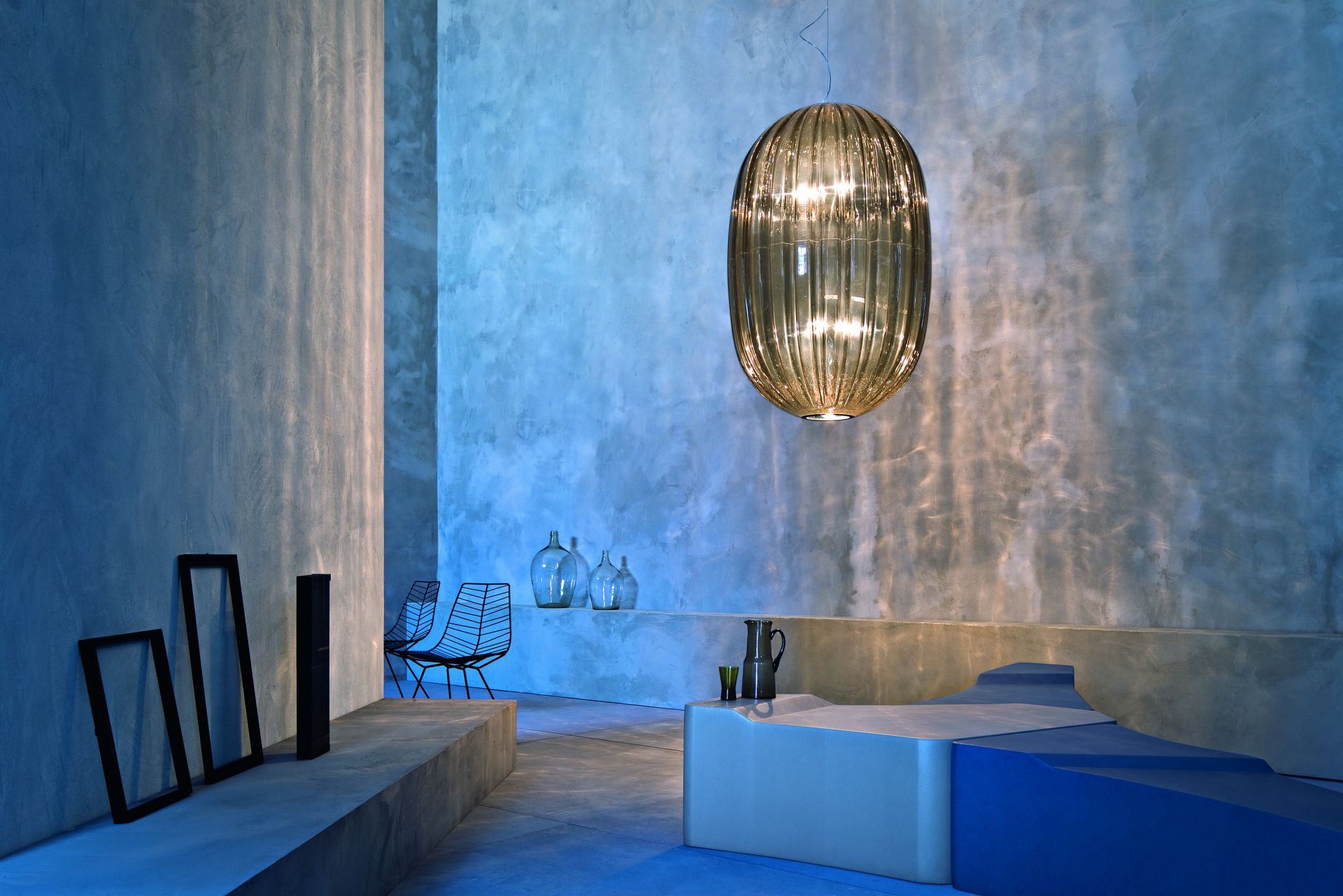 Nahaufnahme der Foscarini PLASS Hängeleuchte mit Halogen/LED in modernem Wohnraum, warmes Licht.