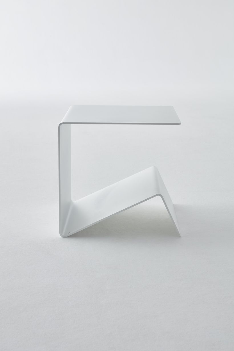 Weißer Buk  Beistelltisch von Müller Möbelwerkstätten, moderner minimalistischer Nachttisch aus Metall, Studioaufnahme.