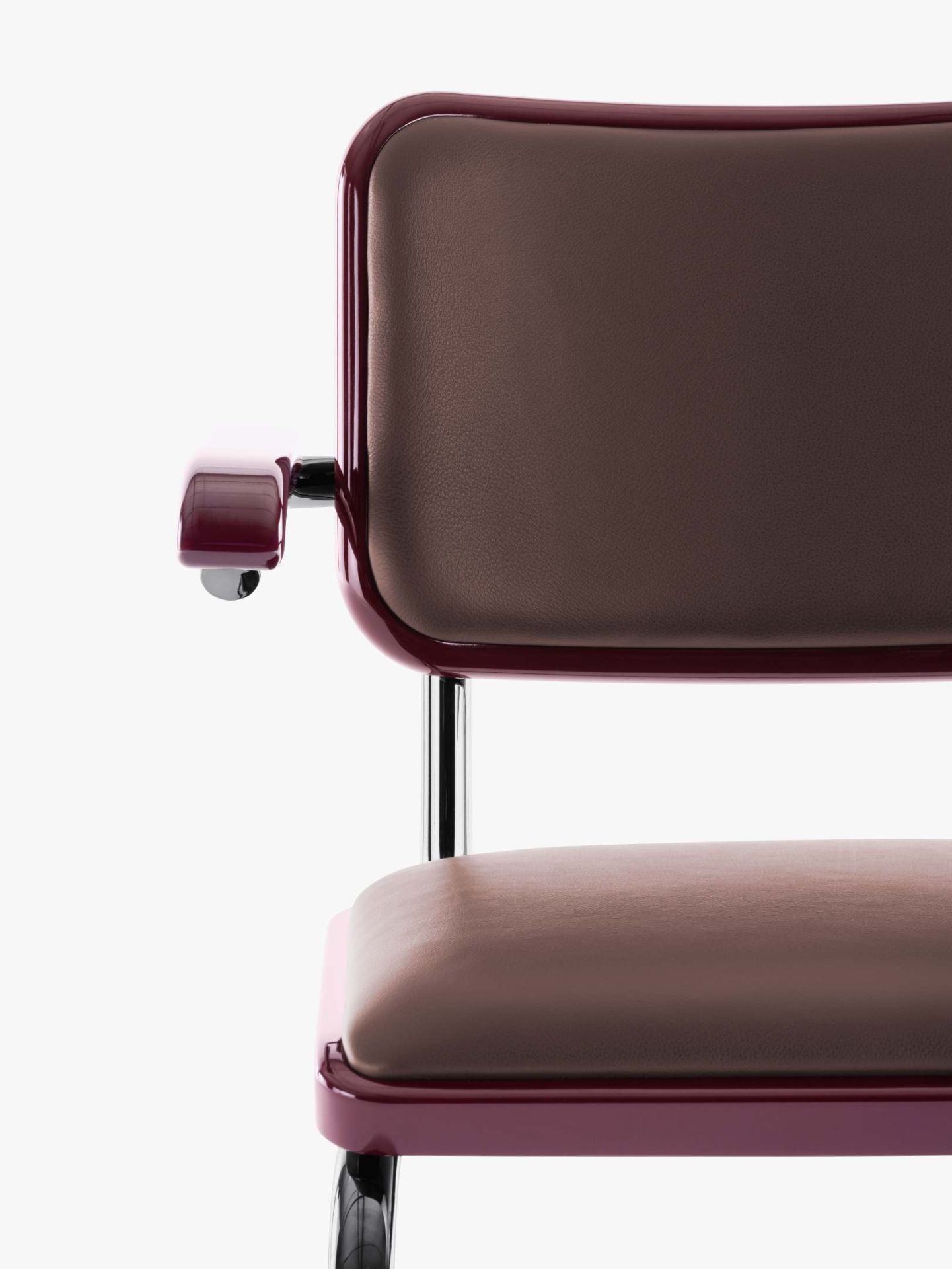Detailaufnahme des JS. Thonet Freischwingers S 64 P von Jil Sander in Burgunderrot mit braunem Leder.