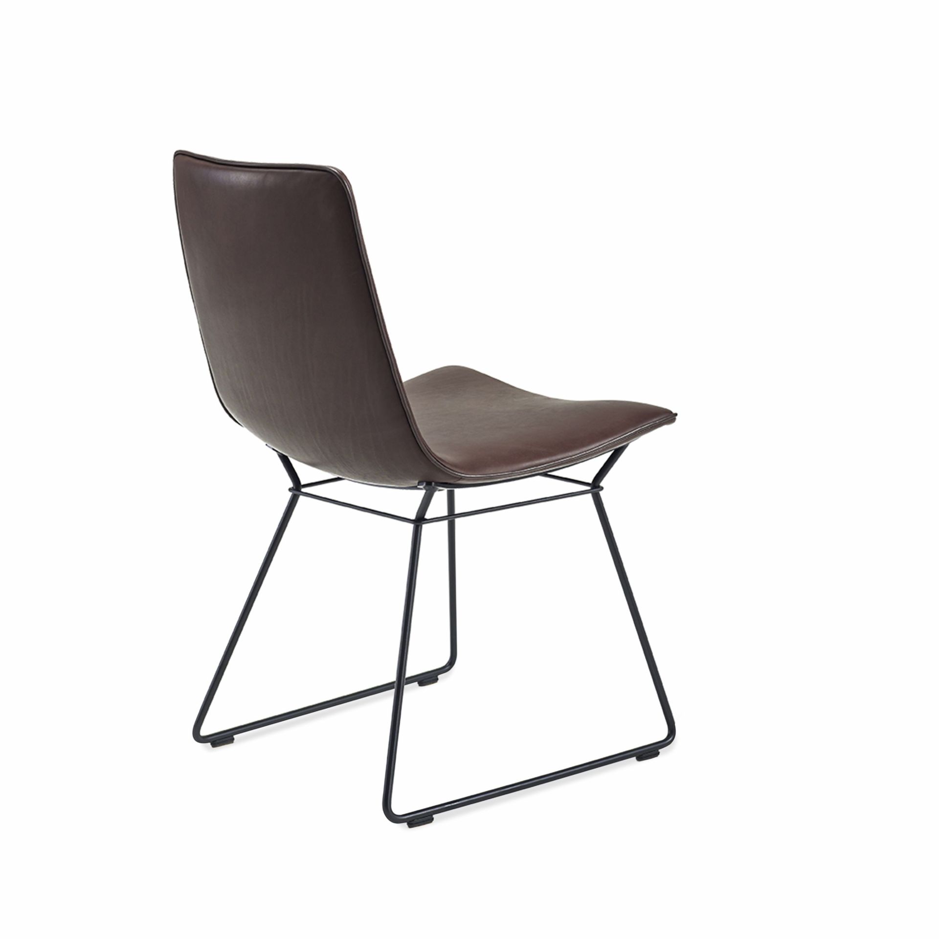 Amelie Stuhl von Freifrau Manufaktur, braunes Leder, minimalistisches Design mit schwarzem Metallgestell, Rückansicht.
