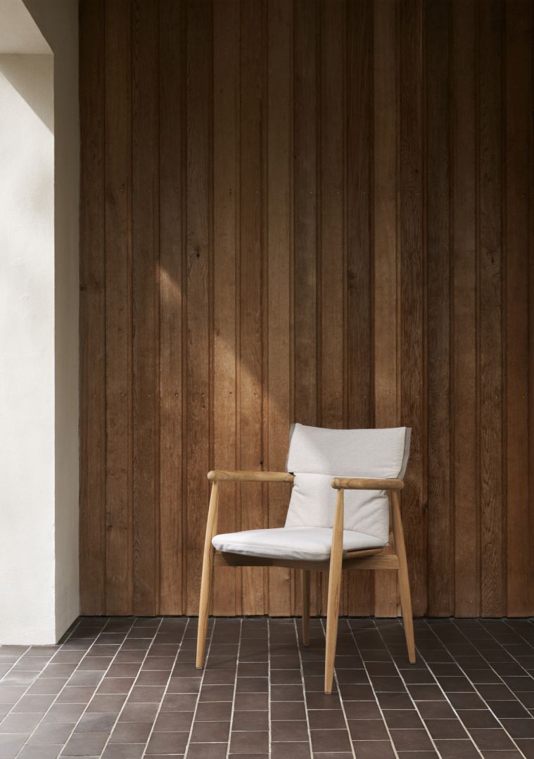 CU E008 Embrace Stuhl Outdoor mit Sitzkissen: Bequemer Holzstuhl mit weißem Kissen für den Garten.