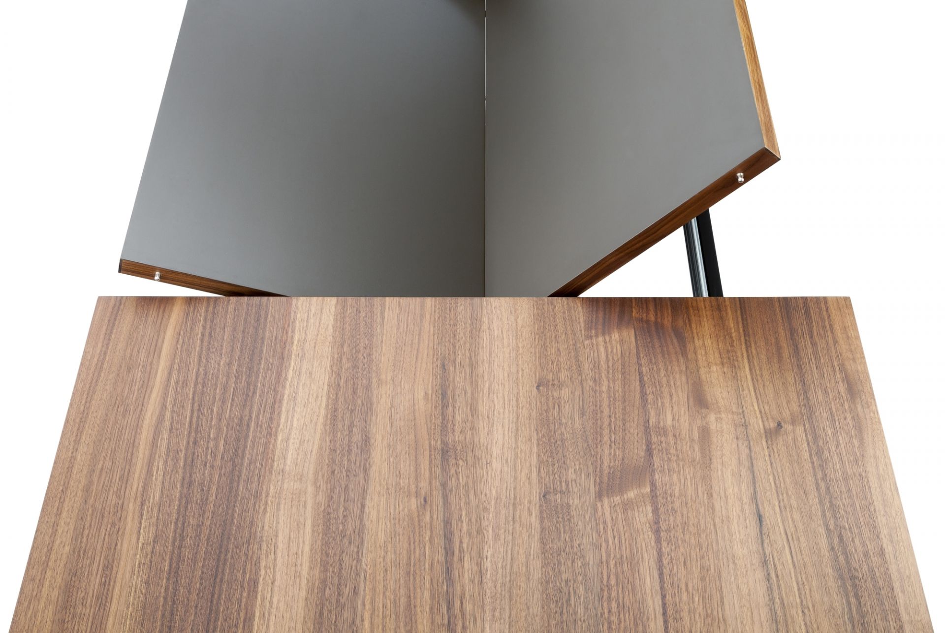 Detailaufnahme des Thonet S 1072 Esstisches in Nussbaum mit Ausziehfunktion und grauer Einlegeplatte.