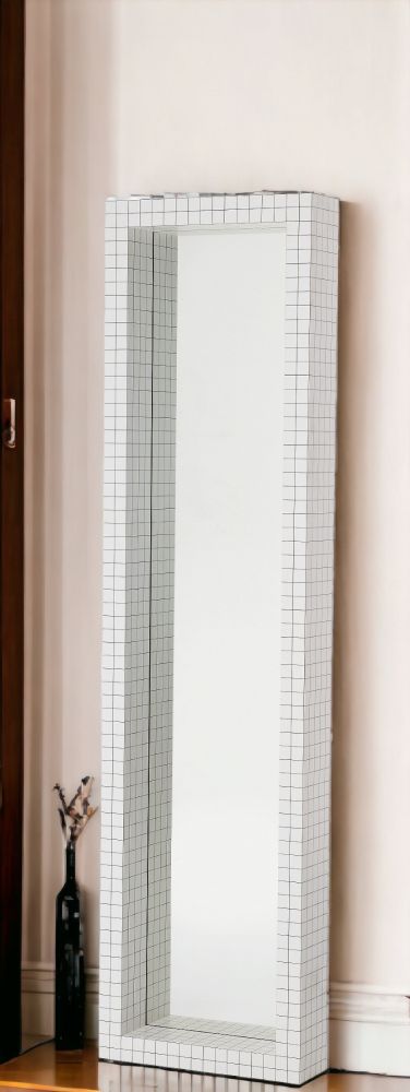 Rechteckiger Quaderna Spiegel von Zanotta mit weißem, quadratischem Fliesenmuster und minimalistischem Design.