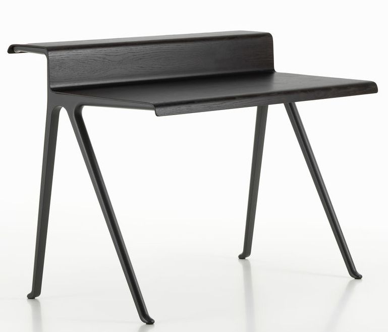 Schwarzer Courier Schreibtisch von Vitra mit minimalistischem Design und drei schrägen Beinen für modernes Arbeitszimmer.