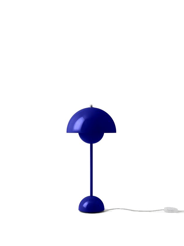 Blaue Flowerpot VP3 Tischleuchte von AndTradition, modernes Design mit halbrunden Lampenschirmen und schlankem Fuß.