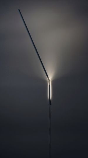 Ingo Maurer Measure Light Wandleuchte an grauer Wand, modernes Design mit indirekter Beleuchtung.