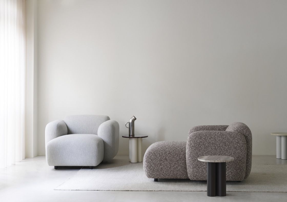 Minimalistisches Wohnzimmer mit zwei Sesseln und Dit Coffee Table Beistelltischen von Normann Copenhagen.