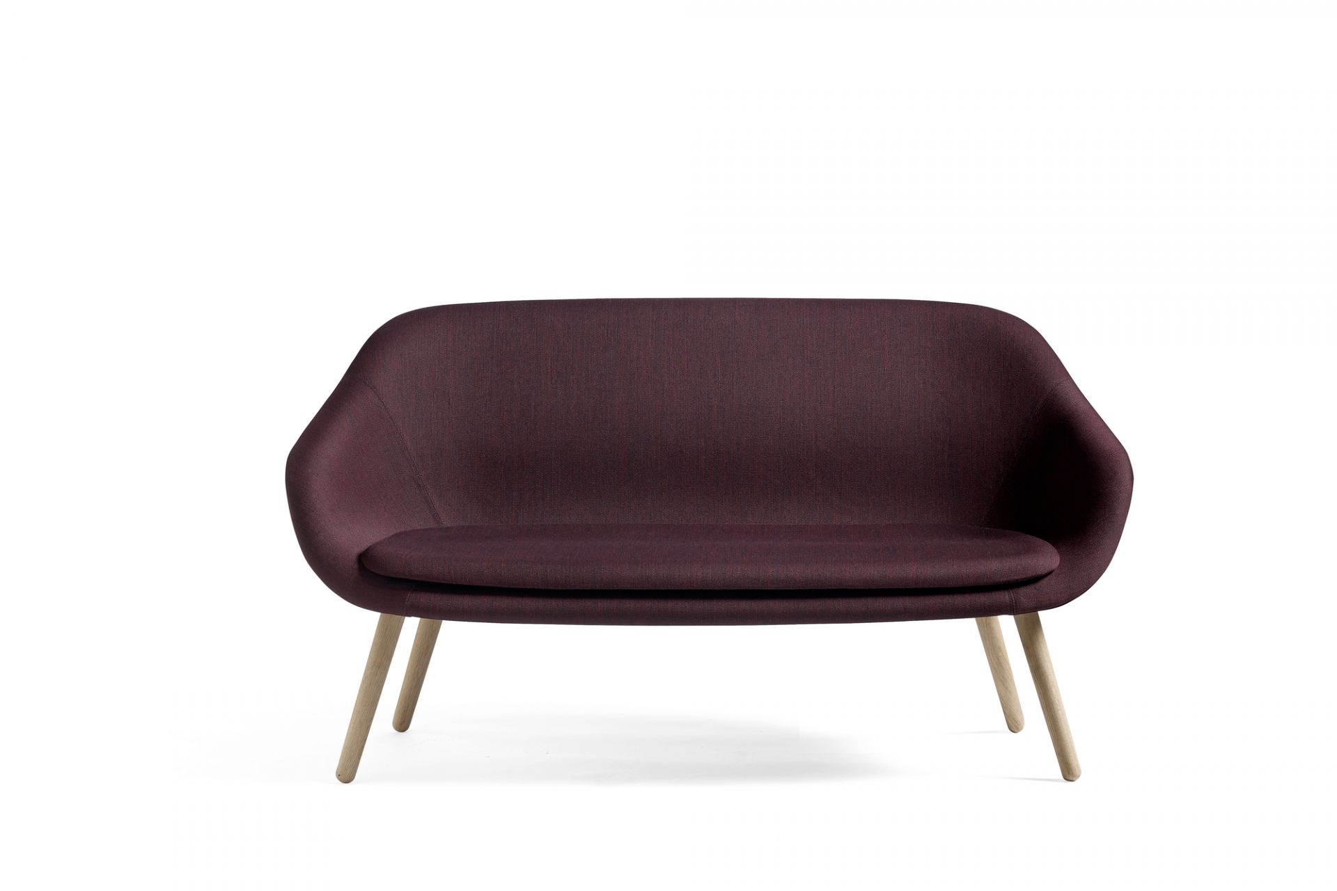 About a Lounge Sofa von Hay, modernes Design Sofa in Pflaume mit Holzbeinen.