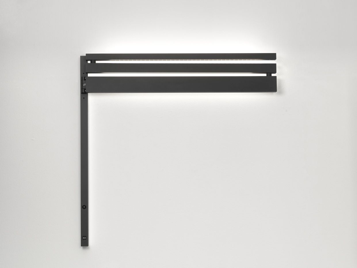 Nahaufnahme der minimalistischen Black Flag Pro Wandleuchte von Flos, modernes Design mit horizontalen, schwarzen Lamellen.