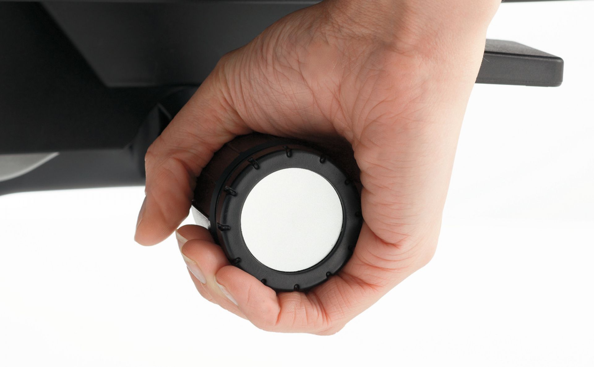 Hand verstellt die Sitzhöhe am Steelcase Please Bürostuhl, ergonomische Einstellung für optimalen Komfort.